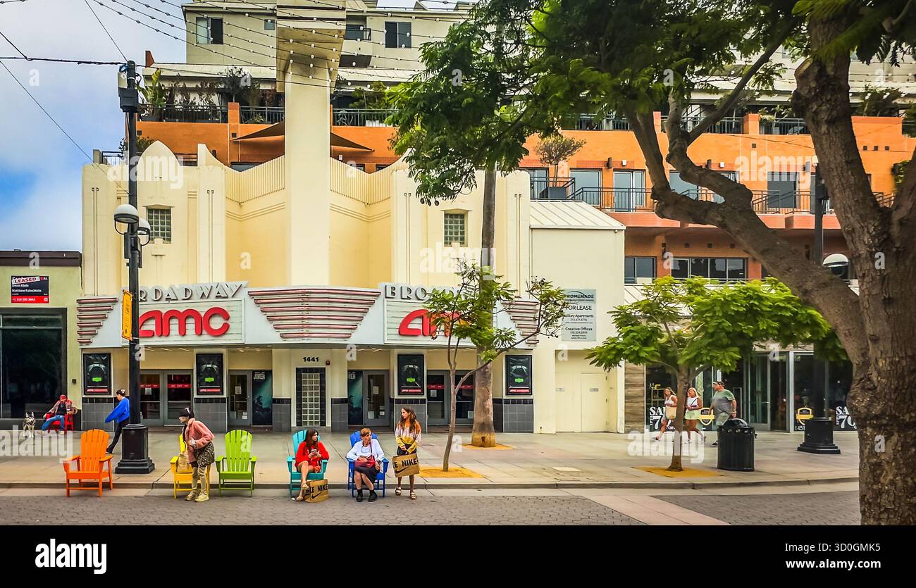 Californie, USA, 29 septembre 2024, vue d'une scène urbaine par AMC Broadway 4, un cinéma sur la 3rd Street Promenade Santa Monica Banque D'Images