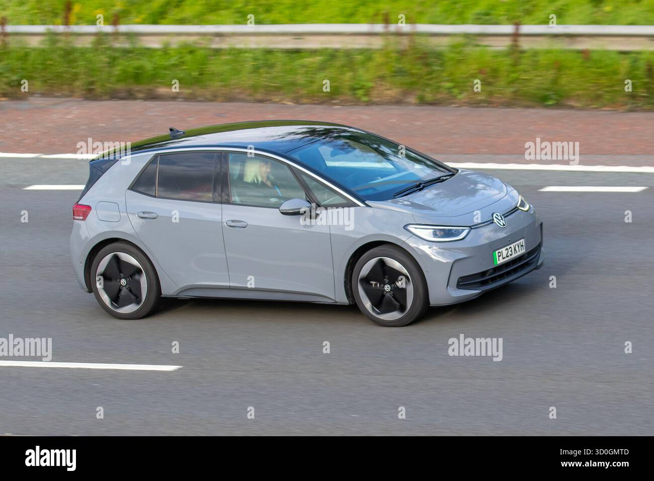 2023 Electric VW VOLKSWAGEN ID3, Lightning fast rechargement ID.3 58KWh Pro Performance EV, hayon familial cinq portes alimenté par batterie ; voyager sur l'autoroute M61, UK2023 Electric VW VOLKSWAGEN ID3, Lightning fast rechargement ID.3 58KWh Pro Performance EV, hayon familial cinq portes alimenté par batterie ; voyager à grande vitesse sur l'autoroute M6 dans le Grand Manchester, Royaume-Uni Banque D'Images