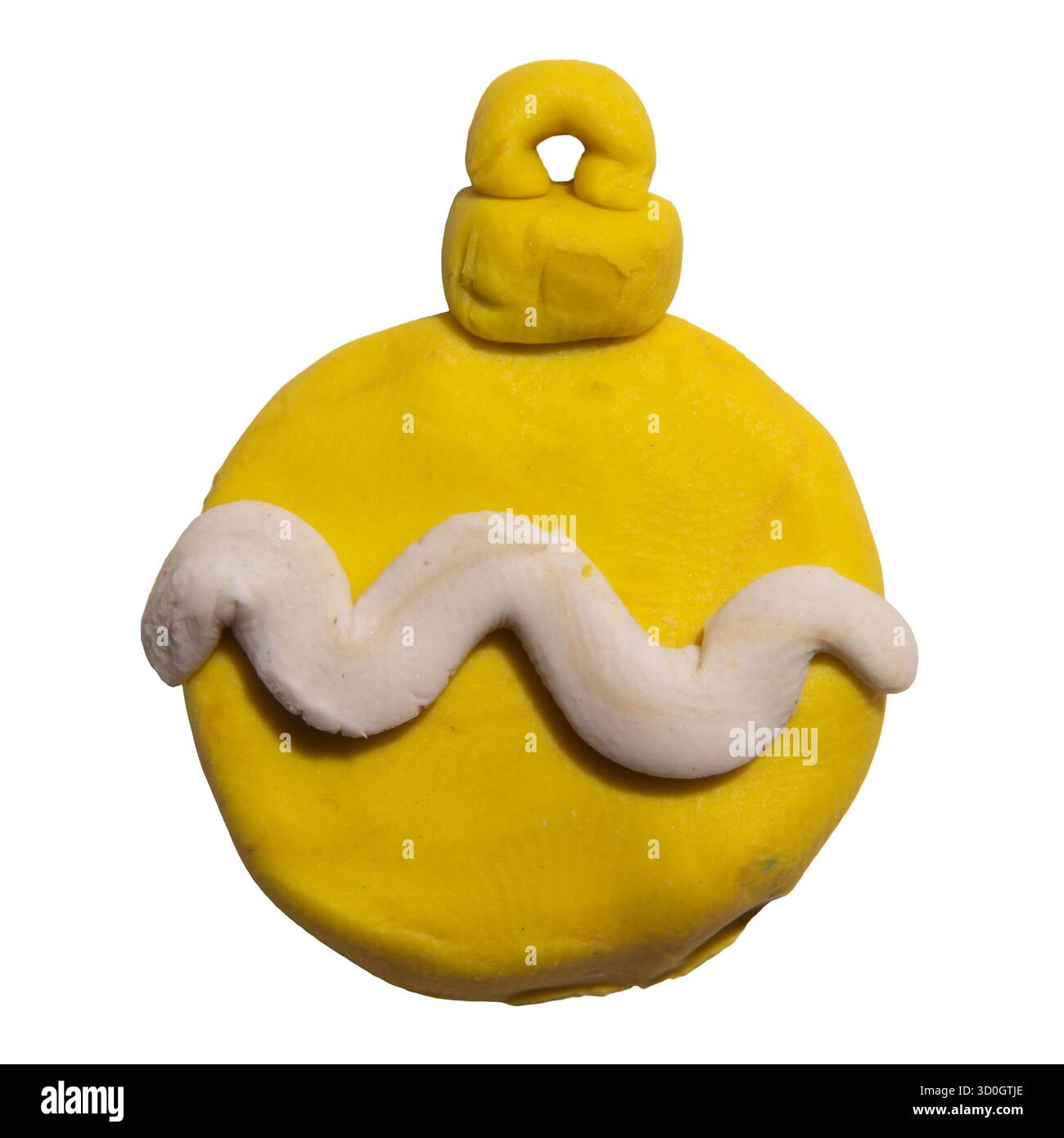 Boule jaune de décoration d'arbre de Noël sculptée à partir d'enfants jouent de l'argile isolé sur fond blanc avec chemin de clipping Banque D'Images