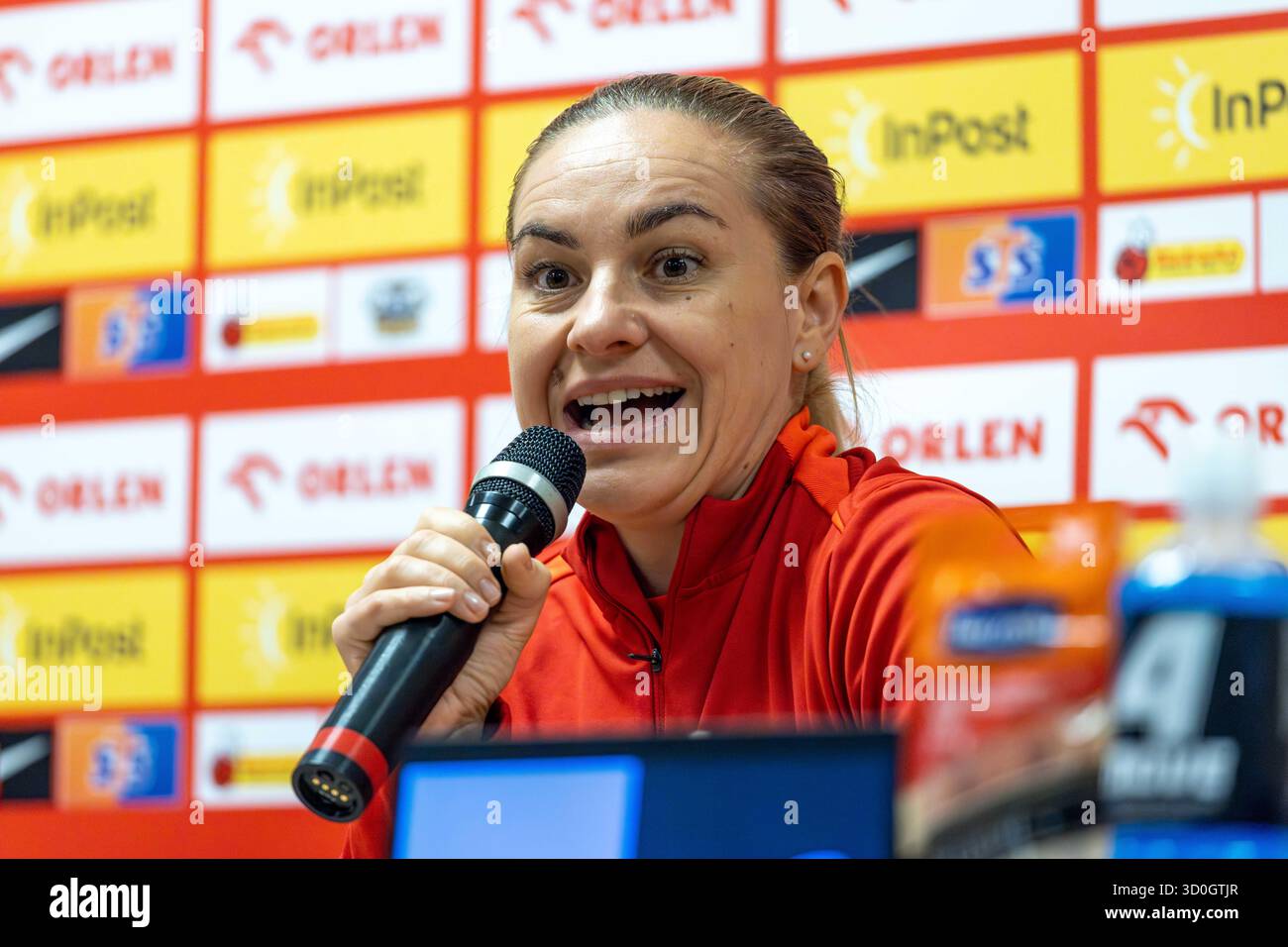 Gdansk, Poméranie, Pologne. 23 octobre 2025. L'entraîneur Nina Patalon répond aux questions des journalistes sur l'absence d'Ewa Pajors lors d'une conférence de presse avant le match amical de football féminin Pologne vs pays-Bas. (Crédit image : © Marek Ladzinski/ZUMA Press Wire) USAGE ÉDITORIAL SEULEMENT ! Non destiné à UN USAGE commercial ! Banque D'Images Gdansk, Poméranie, Pologne. 23 octobre 2025. L'entraîneur Nina Patalon répond aux questions des journalistes sur l'absence d'Ewa Pajors lors d'une conférence de presse avant le match amical de football féminin Pologne vs pays-Bas. (Crédit image : © Marek Ladzinski/ZUMA Press Wire) USAGE ÉDITORIAL SEULEMENT ! Non destiné à UN USAGE commercial ! Banque D'Images