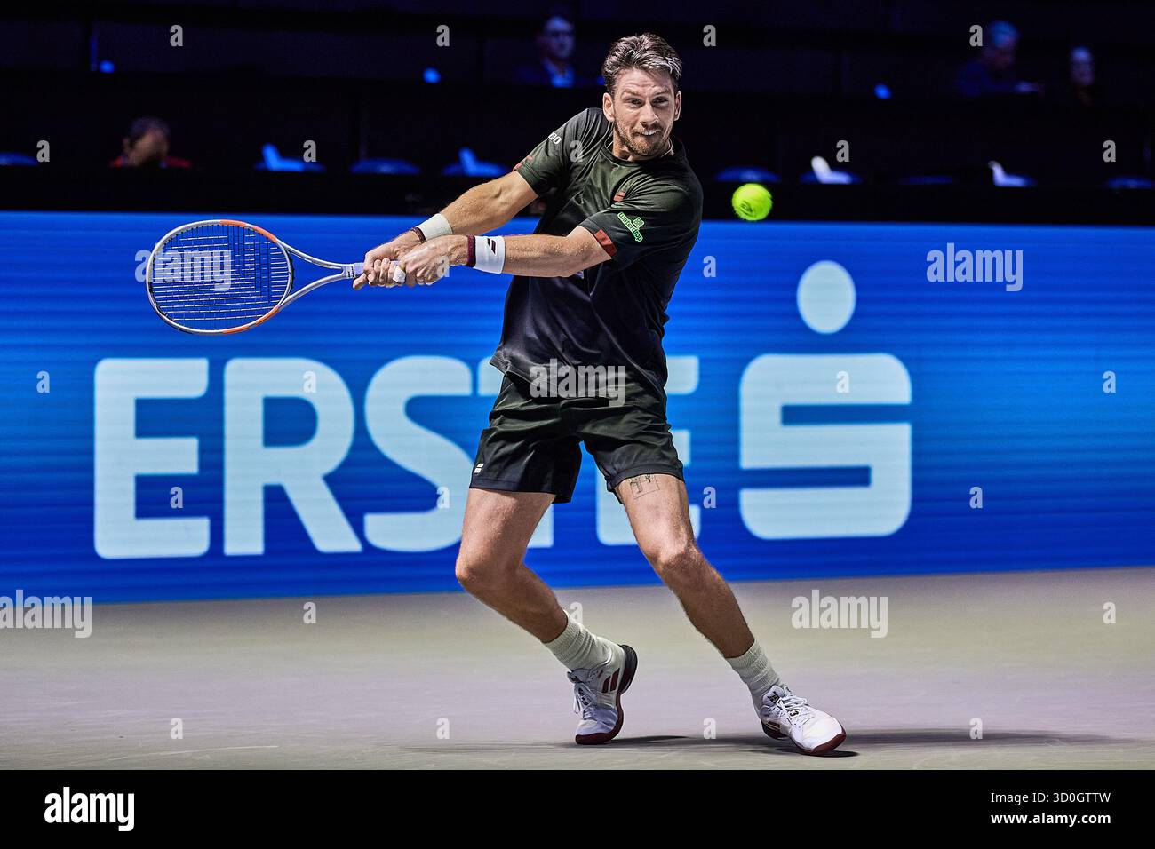 Vienne, Vienne, Autriche. 23 octobre 2025. Cameron Norrie de Grande-Bretagne revient avec le revers à Matteo Berrettini d'Italie lors de l'Erste Bank Open - ATP500, Mens Tennis, 23.10.2025, Vienne (Wiener Stadthalle), Autriche (crédit image : © Mathias Schulz/ZUMA Press Wire) USAGE ÉDITORIAL SEULEMENT ! Non destiné à UN USAGE commercial ! Banque D'Images Vienne, Vienne, Autriche. 23 octobre 2025. Cameron Norrie de Grande-Bretagne revient avec le revers à Matteo Berrettini d'Italie lors de l'Erste Bank Open - ATP500, Mens Tennis, 23.10.2025, Vienne (Wiener Stadthalle), Autriche (crédit image : © Mathias Schulz/ZUMA Press Wire) USAGE ÉDITORIAL SEULEMENT ! Non destiné à UN USAGE commercial ! Banque D'Images