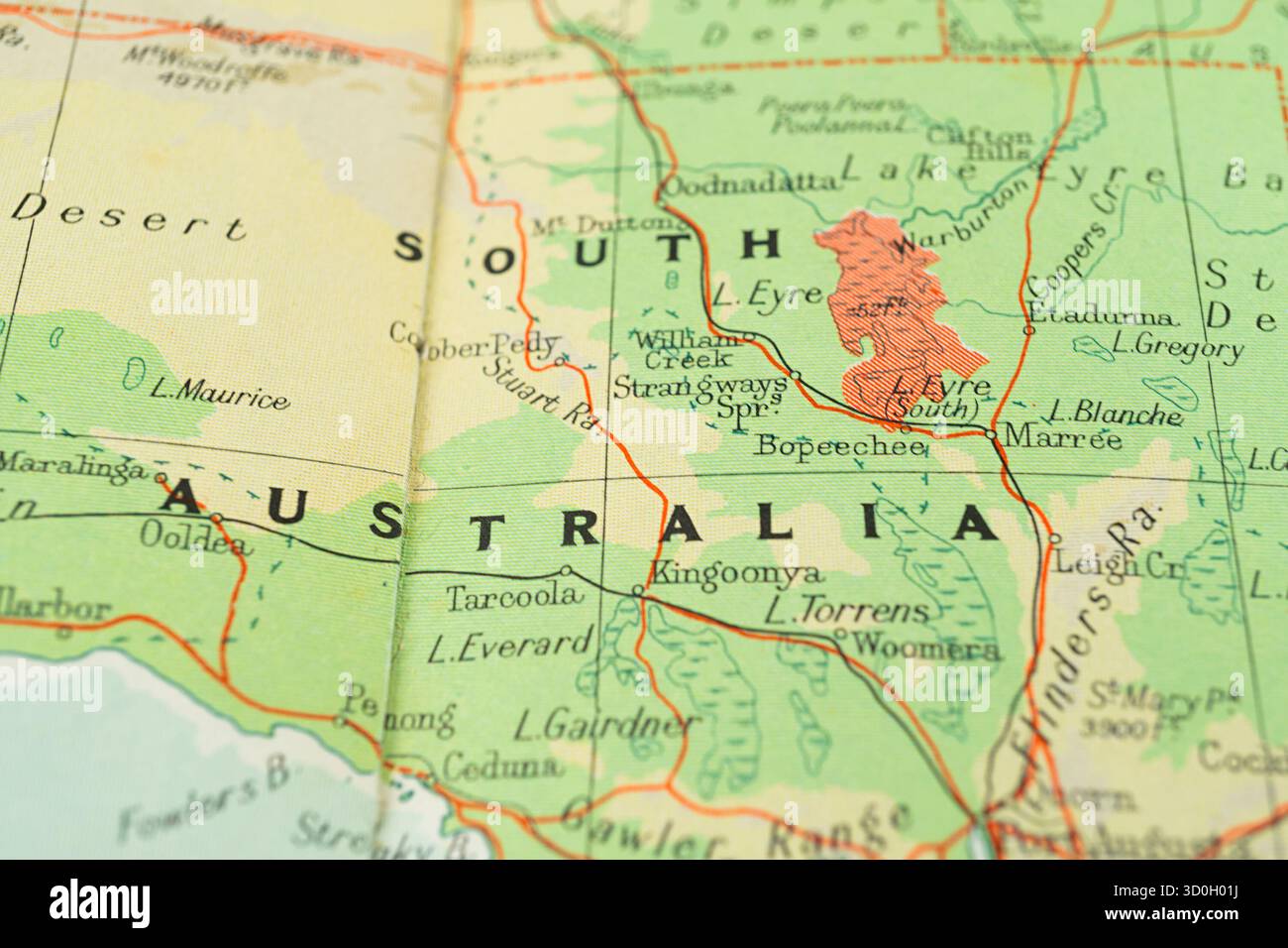 Une carte physique de style antique se concentrant sur certaines parties de l'Australie, avec des éléments de terrain tels que les masses terrestres, les montagnes, les rivières et les plaines, il a un mauvais temps Banque D'Images