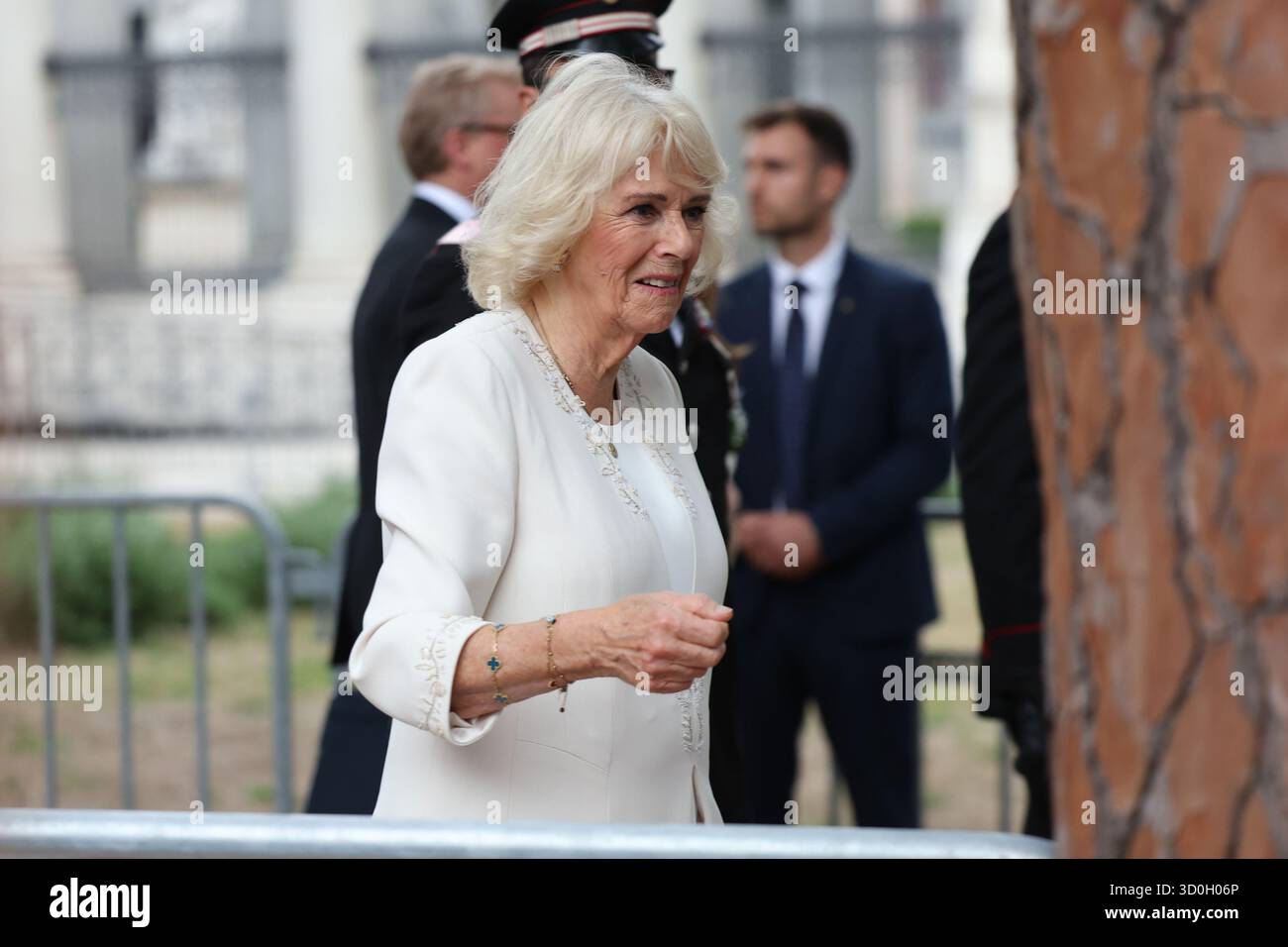 Basilique de Saint Paul, Italie. 20 octobre 2025. ROME, Italie, 23 octobre 2025 : sa Majesté le roi Charles III d'Angleterre et la reine Camilla quittent la basilique et saluent la foule après avoir visité la basilique de Saint Paul hors des murs. Crédit : Agence photo indépendante/Alamy Live News Banque D'Images