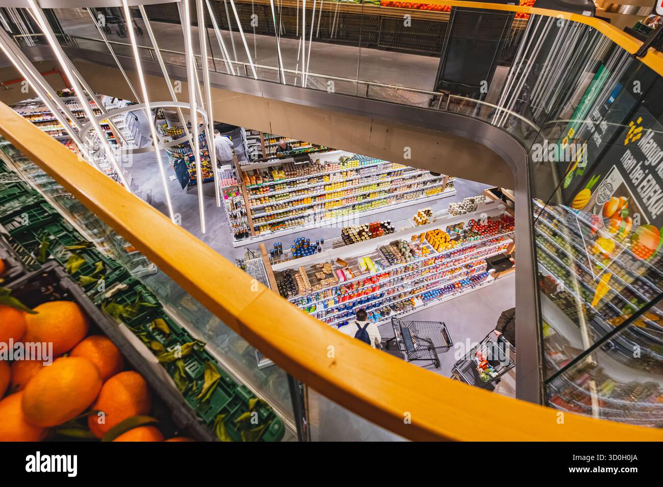 Edeka Zurheide, supermarché moderne avec un design élégant, des produits frais et des étagères bien approvisionnées vues d'en haut Banque D'Images