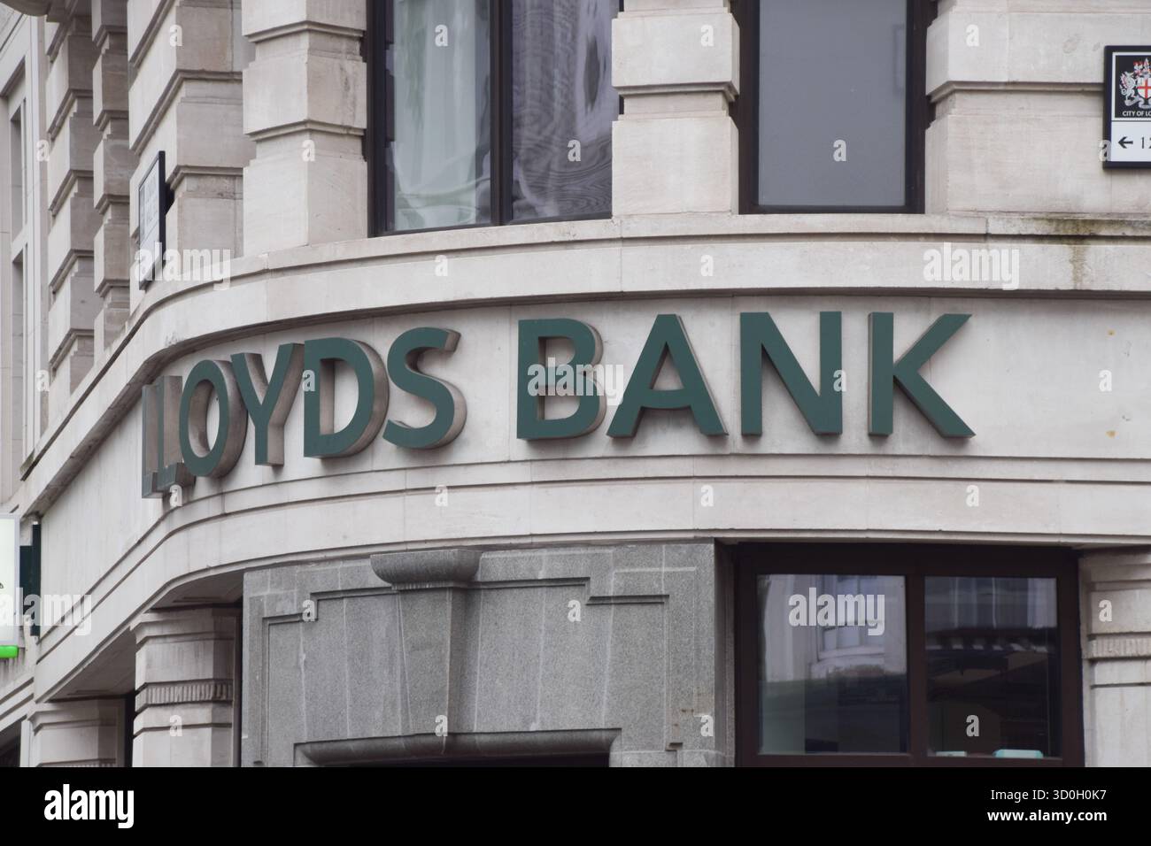 Londres, Royaume-Uni. 23 octobre 2025. Vue d'ensemble de la succursale de la Lloyds Bank à Moorgate alors que les bénéfices du groupe bancaire chutent de 36% à la suite du scandale du financement automobile. (Crédit image : © Vuk Valcic/SOPA images via ZUMA Press Wire) USAGE ÉDITORIAL SEULEMENT ! Non destiné à UN USAGE commercial ! Banque D'Images Londres, Royaume-Uni. 23 octobre 2025. Vue d'ensemble de la succursale de la Lloyds Bank à Moorgate alors que les bénéfices du groupe bancaire chutent de 36% à la suite du scandale du financement automobile. (Crédit image : © Vuk Valcic/SOPA images via ZUMA Press Wire) USAGE ÉDITORIAL SEULEMENT ! Non destiné à UN USAGE commercial ! Banque D'Images