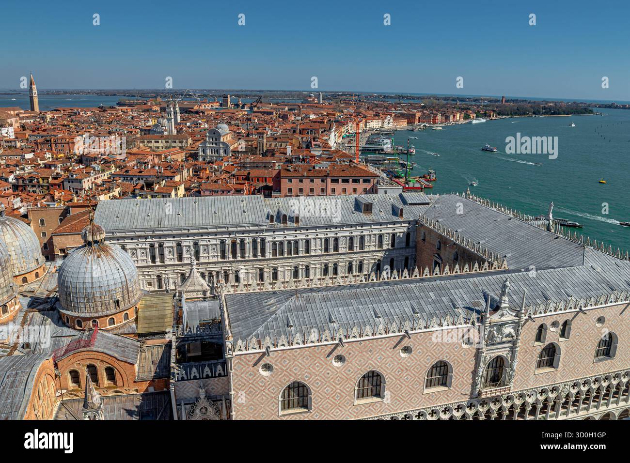 Une vue sur le toit du palais des Doges et les dômes de la basilique Saint-Marc vers les bâtiments du sestiere Castello de Venise, Italie Banque D'Images