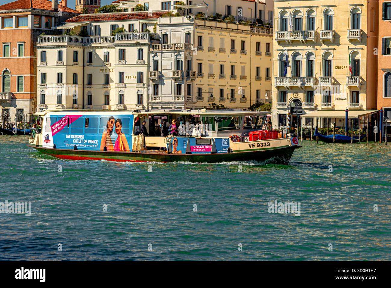 Un vaporetto NO2 ou un bateau-bus fait son chemin le long du Grand canal à Venise, en Italie Banque D'Images