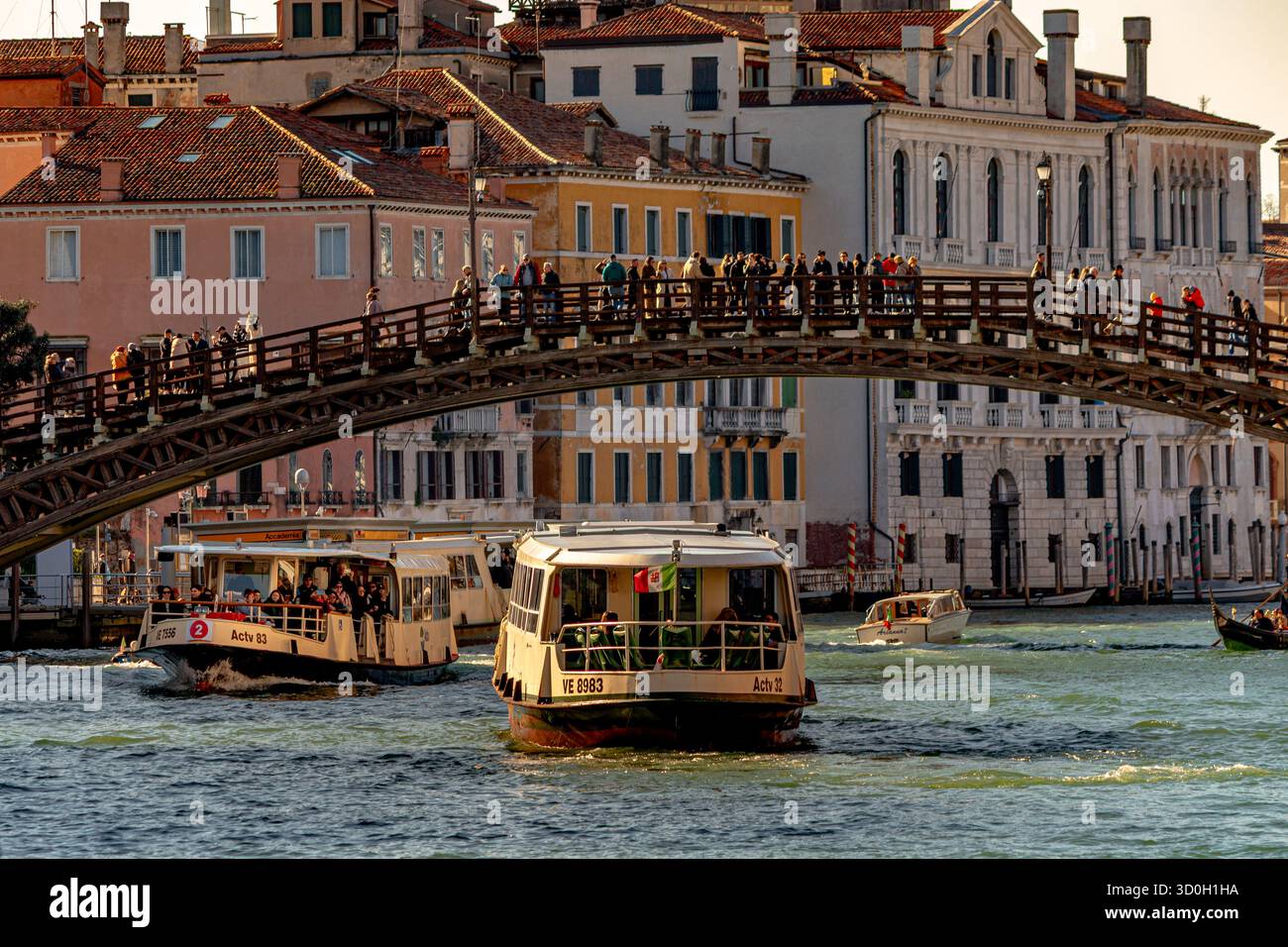 Les gens à bord d'un Vaporetto No 2 qui passe sous le pont de l'Accademia sur le Grand canal dans le quartier Dorsoduro de Venise, Italie Banque D'Images
