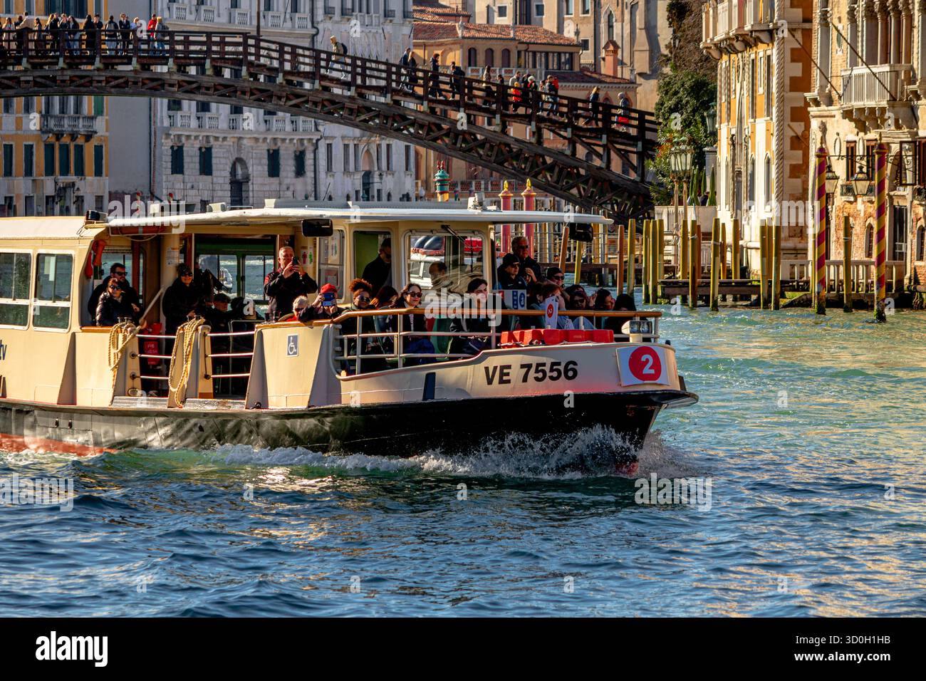Les gens à bord d'un Vaporetto No 2 qui passe le long du Grand canal près du pont de l'Accademia à Venise, Italie Banque D'Images