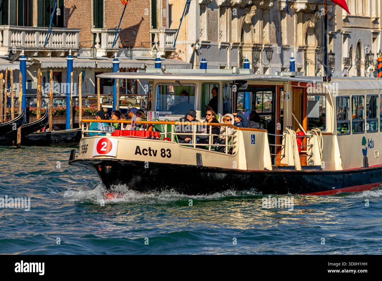 Les gens à bord d'un Vaporetto No 2 qui passe le long du Grand canal à Venise, Italie Banque D'Images