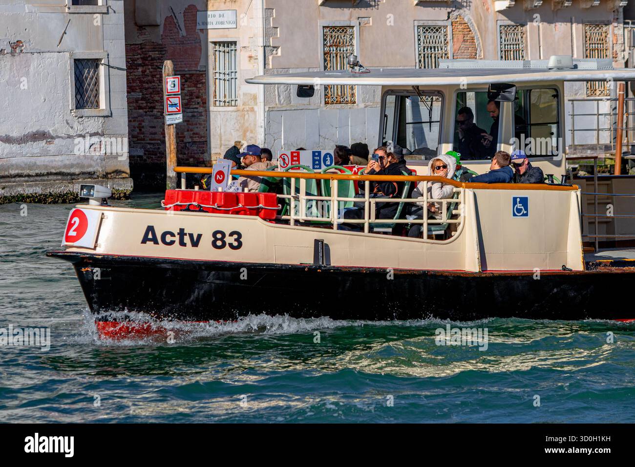 Les gens sur un vaporetto n°2 ou un bateau-bus faisant son chemin le long du Grand canal à Venise, Italie Banque D'Images