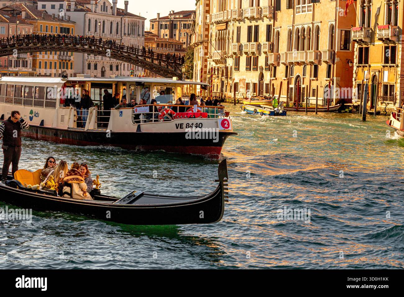 Un Vaporetto No 2 passant une télécabine sur le Grand canal près du pont de l'Accademia à Venise, Italie Banque D'Images