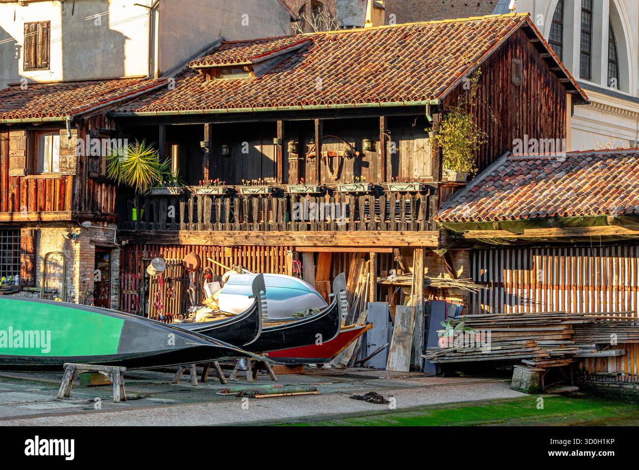 Squero di San Trovaso, un monument historique du 17ème siècle bâtiment de chantier naval traditionnel en bois dans le Dorsoduro Sestieri de Venise, Italie Banque D'Images