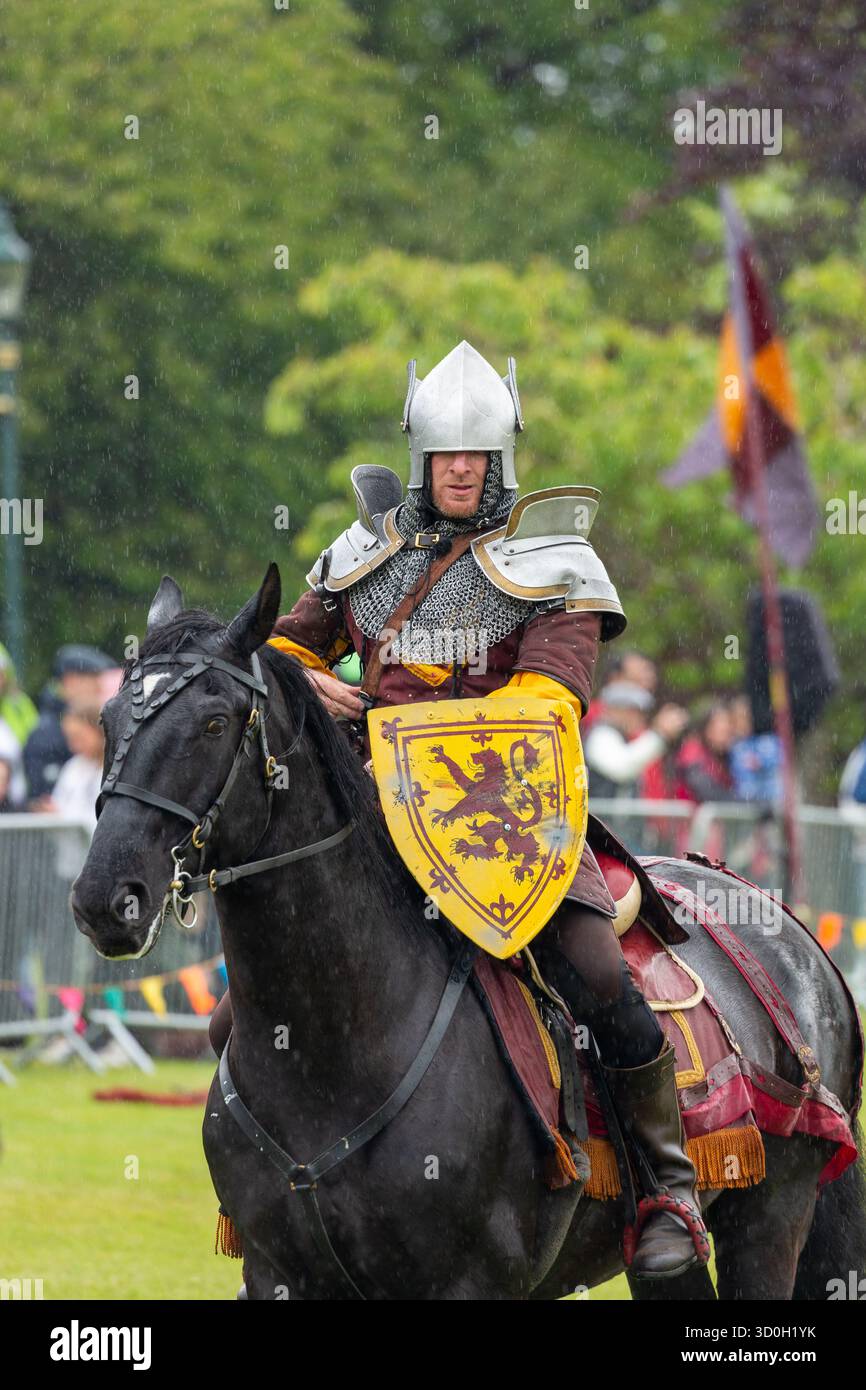 Un chevalier à cheval participant à un festival de joutes médiévales Banque D'Images