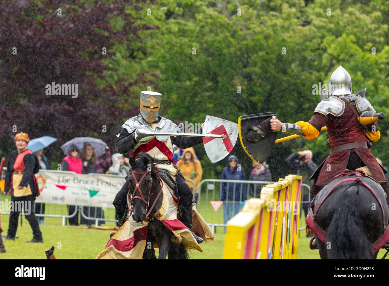 Deux chevaliers médiévaux jouant lors d'un tournoi au Bruce Festival. Dunfermline, Fife, Écosse, Royaume-Uni Banque D'Images