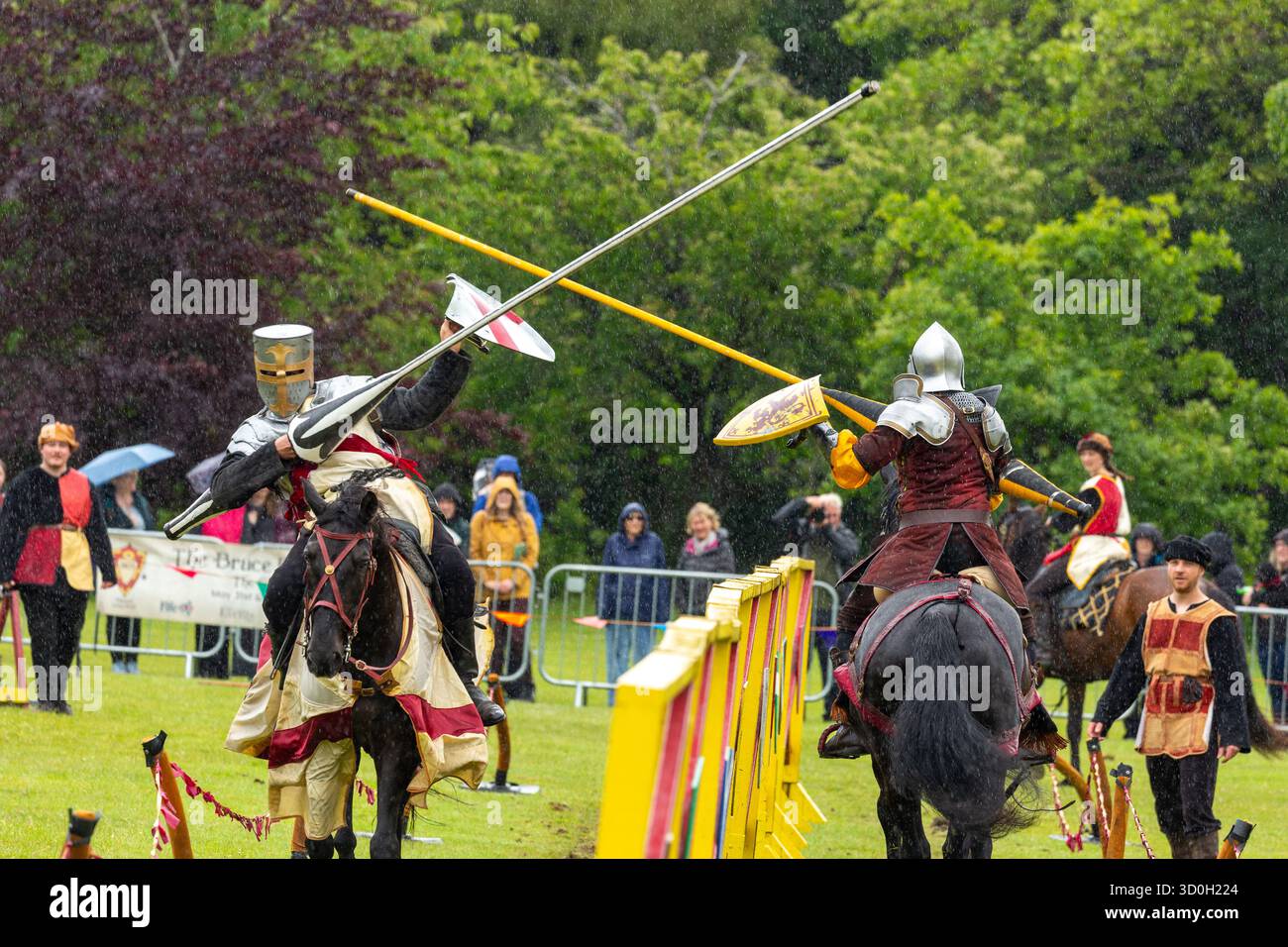 Deux chevaliers médiévaux jouant lors d'un tournoi au Bruce Festival. Dunfermline, Fife, Écosse, Royaume-Uni Banque D'Images