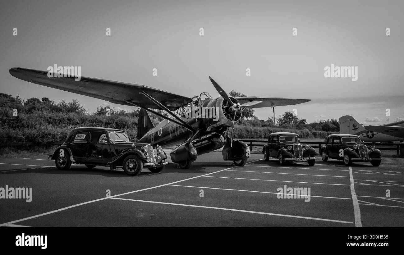 1938 Westland Lysander Mk.III & 3 Citroën traction avant exposés au Shuttleworth Military Airshow qui s'est tenu le 31 mai 2025. Banque D'Images