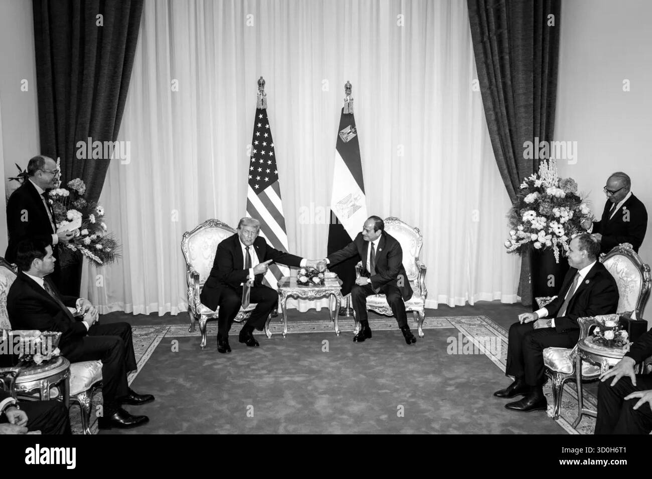 Le président Donald Trump rencontre le président égyptien Abdel Fattah el-Sissi à Charm el-Cheikh le 14 octobre 2025, pour discuter du cessez-le-feu et du plan de paix en cours entre Israël et le Hamas lors d’un sommet régional des dirigeants mondiaux. Image reproduite avec l'aimable autorisation de la Maison Blanche. Banque D'Images