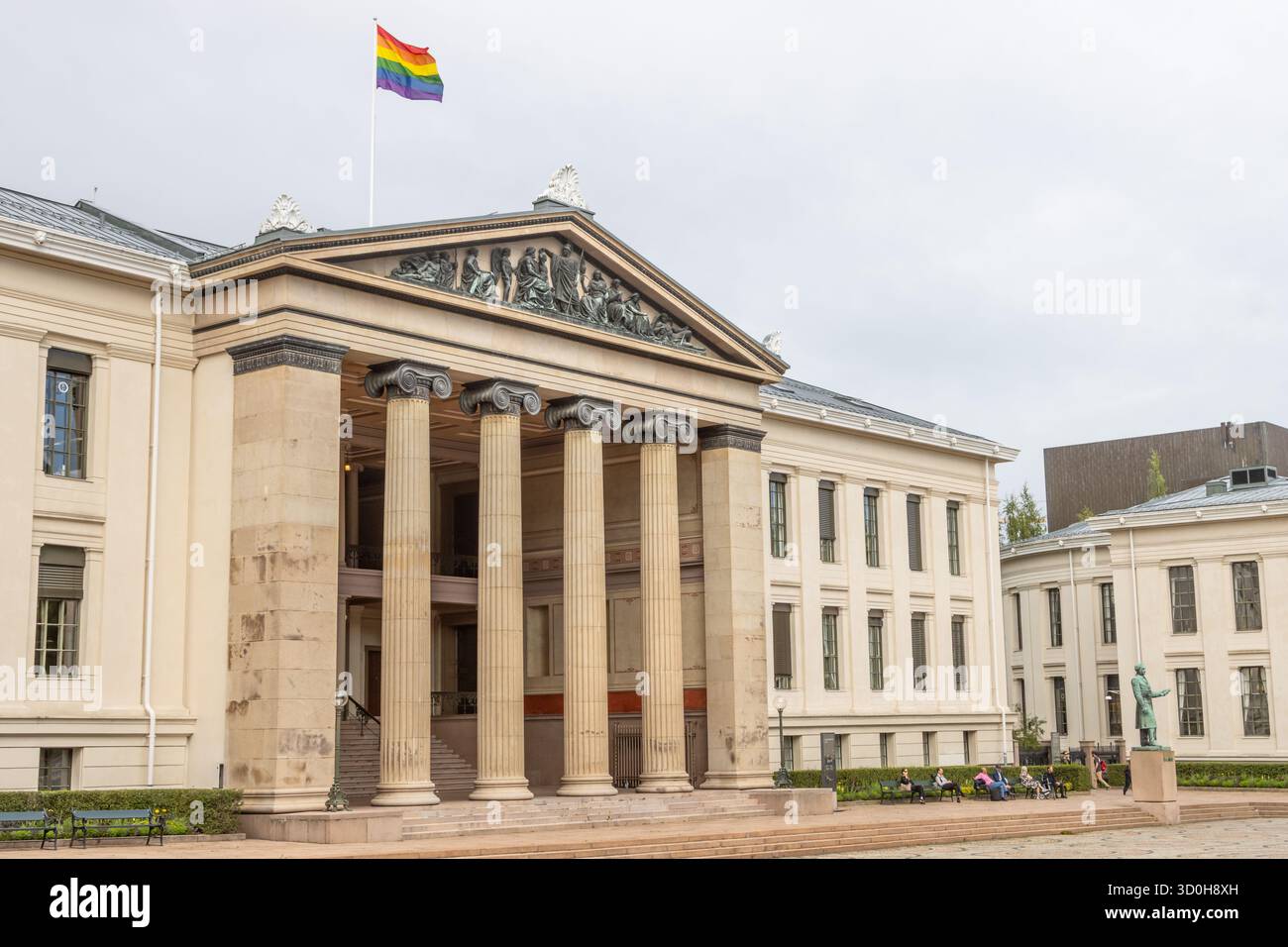 Domus Media, le bâtiment de l'Université d'Oslo, où le prix Nobel de la paix était décerné, avec le drapeau arc-en-ciel du Festival de la fierté d'Oslo hissé Banque D'Images