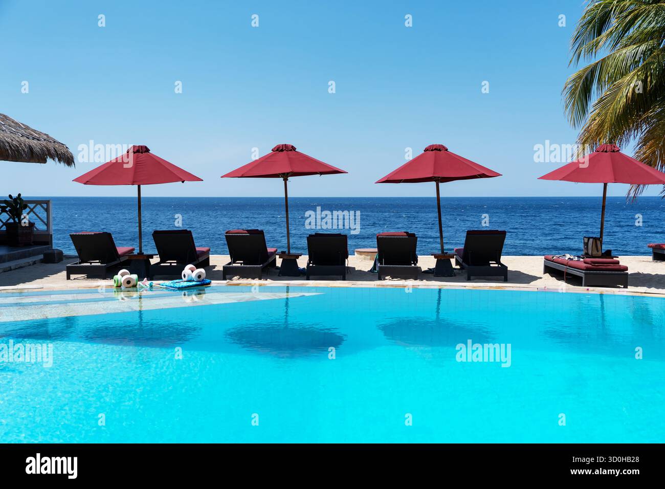 Piscine près de la plage à Amed Bali Indonésie Banque D'Images