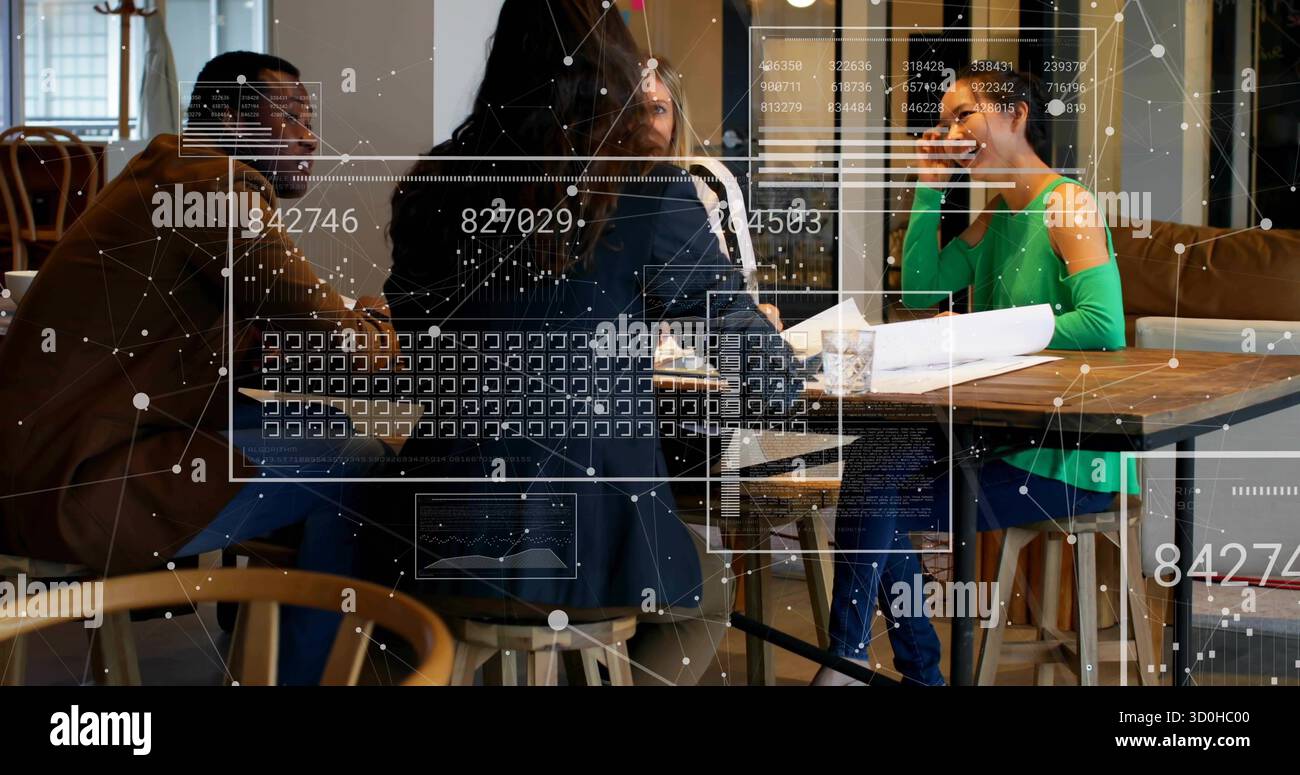 Tenant le plan roulé, l'équipe étudiant des documents avec des lunettes sur la table dans le bureau, superposition de réseau Banque D'Images