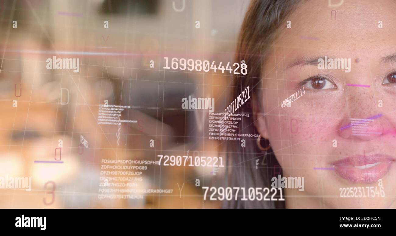 Femme asiatique adulte moyenne analysant la superposition de codes numériques flottants dans le bureau, espace de copie Banque D'Images