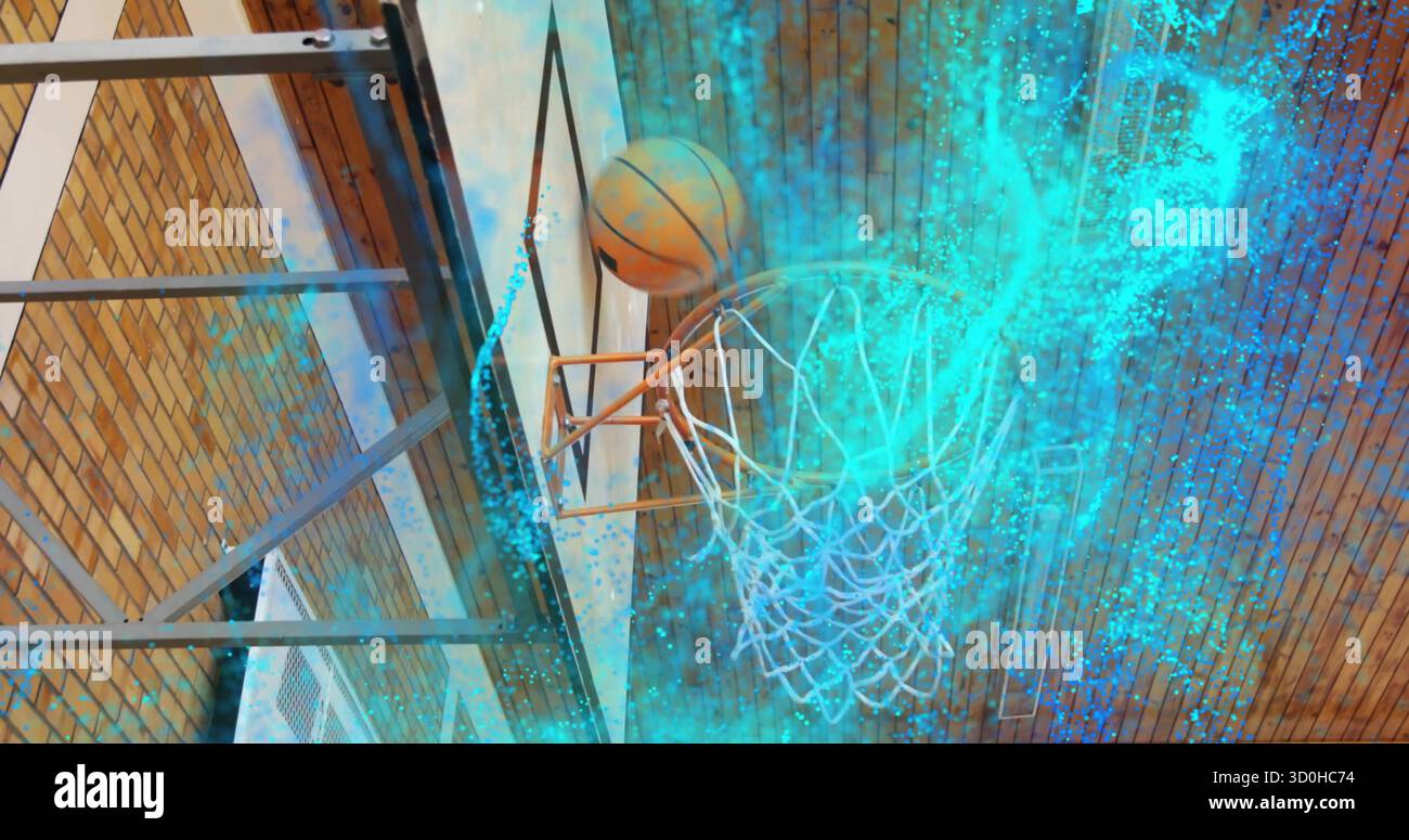 Basket-ball descendant passant par le bord orange et le filet dans la salle de gym, avec tourbillon de particules turquoise Banque D'Images