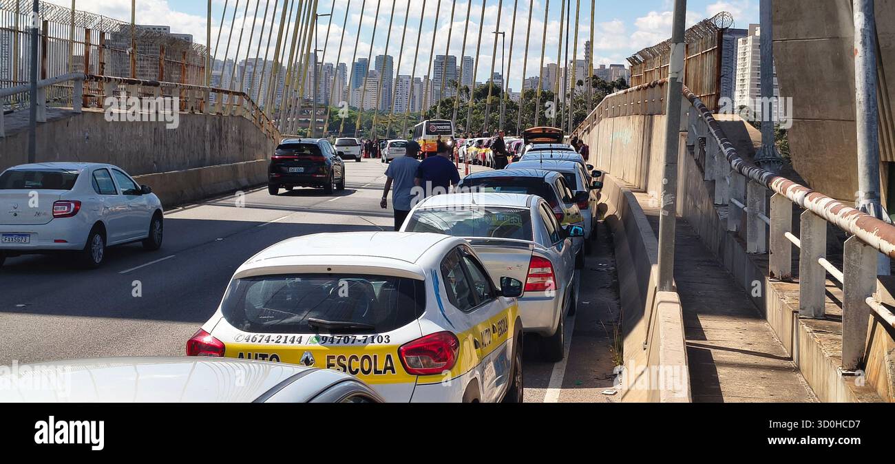 Sao Paulo, Sao Paulo, Brésil. 23 octobre 2025. Sao Paulo (SP), 10/23/2025 - manifestation/auto-école/SP - manifestation des auto-écoles liées à la loi du Ministre Renan Filho qui exempte les élèves de prendre 20 heures de cours pour obtenir une licence, ils sont sur le pont Ponte Estancia Zona Sul en direction de l'Assemblée législative de Sao Paulo (ALESP SP), ce jeudi 23 octobre 2025. (Foto : Oslaim Brito/Thenews2/Zumapress) (image de crédit : © Oslaim Brito/TheNEWS2 via ZUMA Press Wire) USAGE ÉDITORIAL SEULEMENT ! Non destiné à UN USAGE commercial ! Banque D'Images Sao Paulo, Sao Paulo, Brésil. 23 octobre 2025. Sao Paulo (SP), 10/23/2025 - manifestation/auto-école/SP - manifestation des auto-écoles liées à la loi du Ministre Renan Filho qui exempte les élèves de prendre 20 heures de cours pour obtenir une licence, ils sont sur le pont Ponte Estancia Zona Sul en direction de l'Assemblée législative de Sao Paulo (ALESP SP), ce jeudi 23 octobre 2025. (Foto : Oslaim Brito/Thenews2/Zumapress) (image de crédit : © Oslaim Brito/TheNEWS2 via ZUMA Press Wire) USAGE ÉDITORIAL SEULEMENT ! Non destiné à UN USAGE commercial ! Banque D'Images