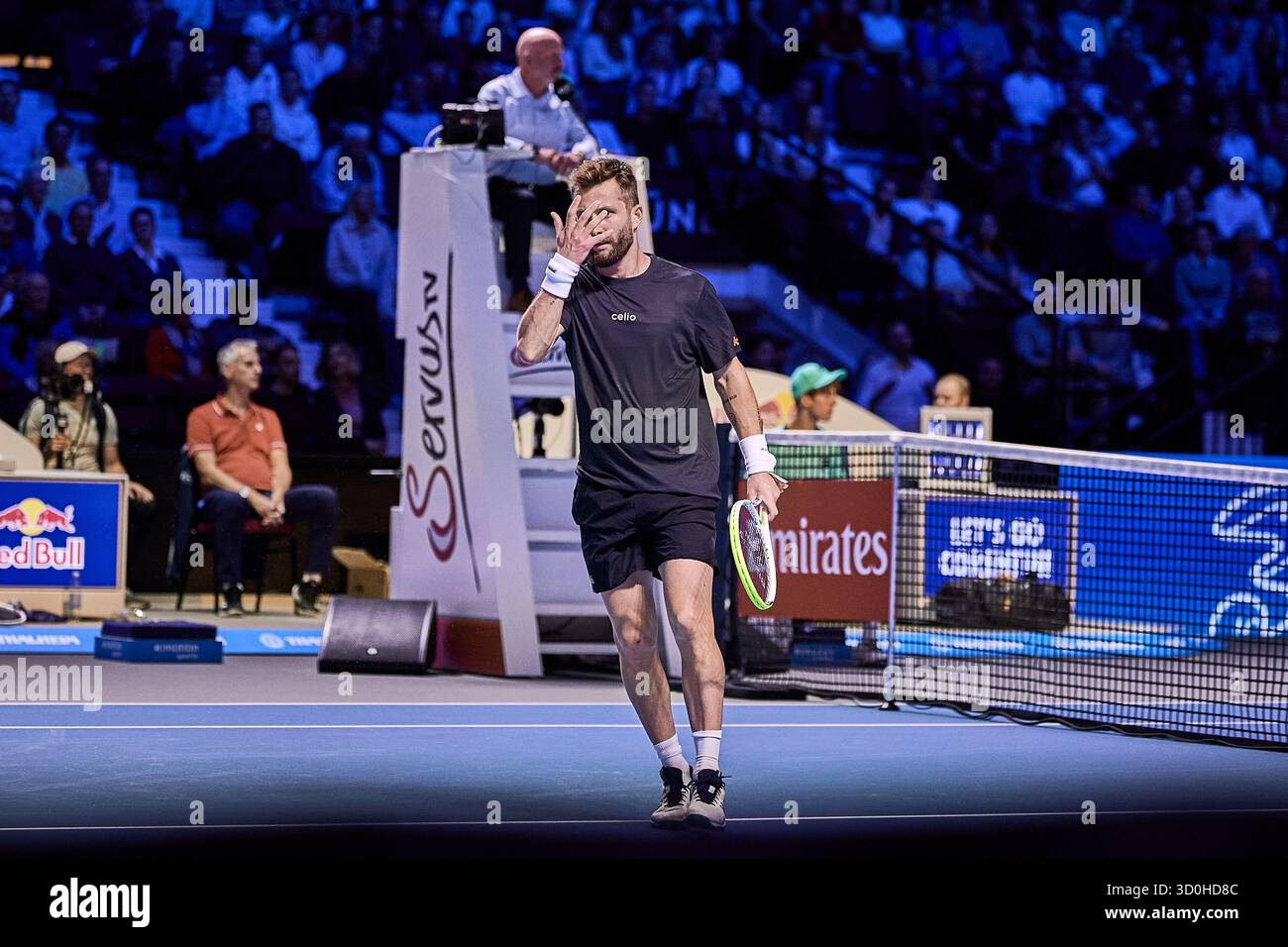 Vienne, Vienne, Autriche. 23 octobre 2025. Corentin Moutet, Français, réagit sur le court lors de son match contre Daniil Medvedev lors de l'Erste Bank Open - ATP500, Mens Tennis, 23.10.2025, Vienne (Wiener Stadthalle), Autriche (crédit image : © Mathias Schulz/ZUMA Press Wire) USAGE ÉDITORIAL SEULEMENT ! Non destiné à UN USAGE commercial ! Banque D'Images Vienne, Vienne, Autriche. 23 octobre 2025. Corentin Moutet, Français, réagit sur le court lors de son match contre Daniil Medvedev lors de l'Erste Bank Open - ATP500, Mens Tennis, 23.10.2025, Vienne (Wiener Stadthalle), Autriche (crédit image : © Mathias Schulz/ZUMA Press Wire) USAGE ÉDITORIAL SEULEMENT ! Non destiné à UN USAGE commercial ! Banque D'Images