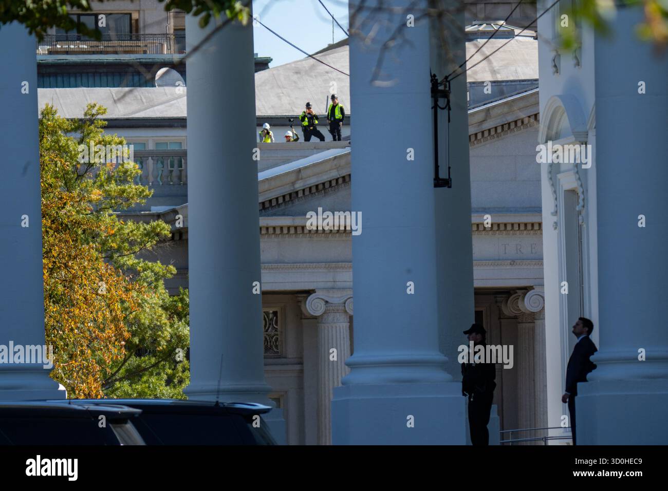 Washington, DC, États-Unis. 23 octobre 2025. Les entrepreneurs prennent des photos de l'aile est démolie de la Maison Blanche depuis le sommet du treasury Building le 23 octobre 2025. Toute l'aile est a été renversée et l'enlèvement des débris se poursuivra tout au long du week-end. (Crédit image : © Andrew Leyden/ZUMA Press Wire) USAGE ÉDITORIAL SEULEMENT ! Non destiné à UN USAGE commercial ! Banque D'Images Washington, DC, États-Unis. 23 octobre 2025. Les entrepreneurs prennent des photos de l'aile est démolie de la Maison Blanche depuis le sommet du treasury Building le 23 octobre 2025. Toute l'aile est a été renversée et l'enlèvement des débris se poursuivra tout au long du week-end. (Crédit image : © Andrew Leyden/ZUMA Press Wire) USAGE ÉDITORIAL SEULEMENT ! Non destiné à UN USAGE commercial ! Banque D'Images