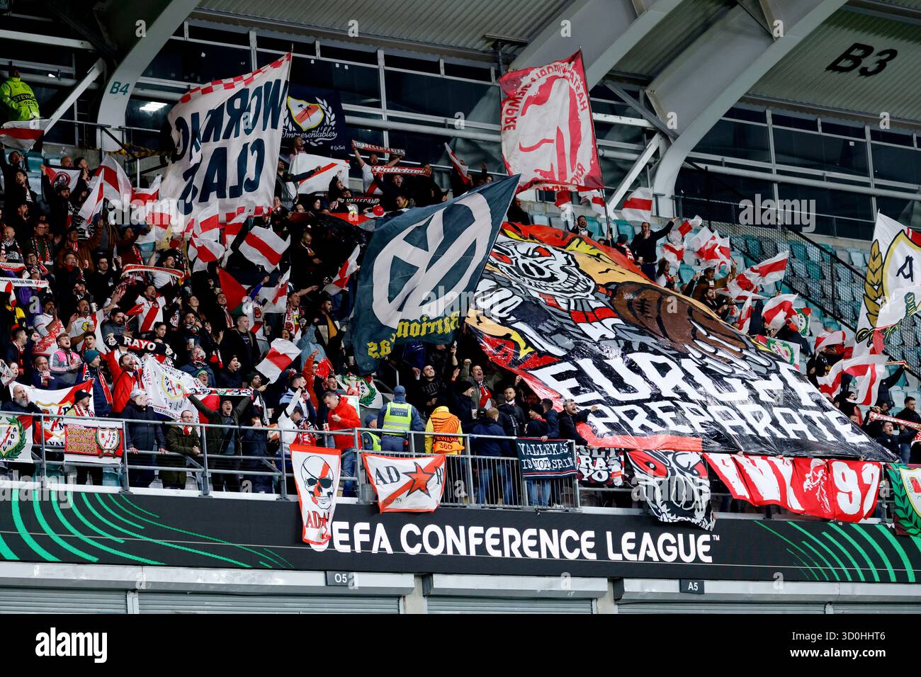 GOTHENBURG, SUÈDE 20251023Les supporters du Rayo Vallecano dans les tribunes lors du match de football de la Conference League entre le BK Häcken et le Rayo Vallecano au Gamla Ullevi à Gothenburg, Suède, le 23 octobre 2025. Photo : Adam Ihse/TT/Code 9200 ce texte est traduit automatiquement crédit : TT News Agency/Alamy Live News Banque D'Images