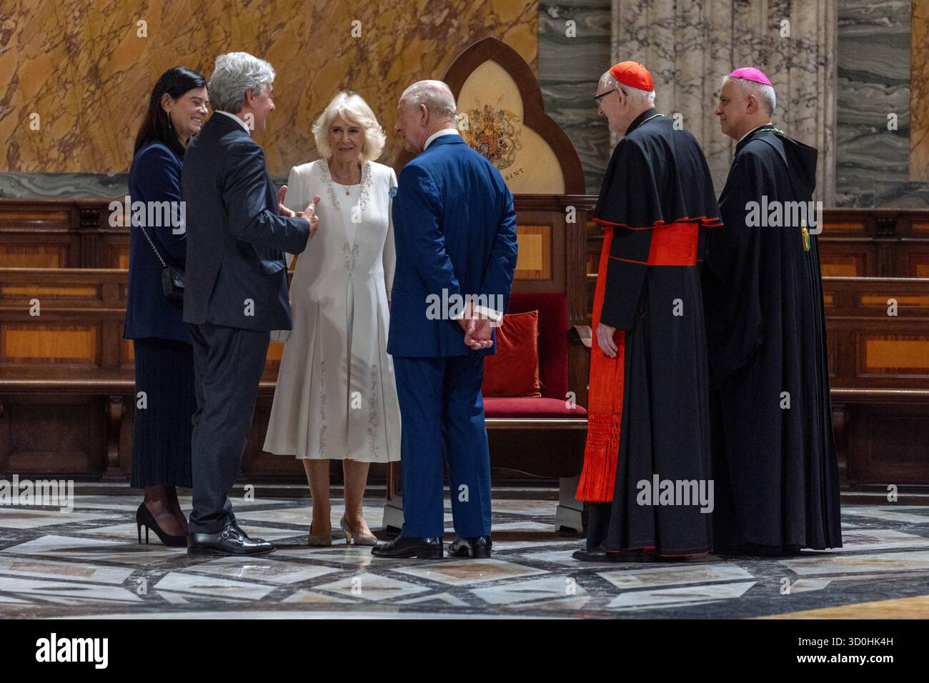 Rome, Italie. 23 octobre 2025. Le roi Charles III du Royaume-Uni est honoré du titre de Confrater royal de Saint Paul à la basilique Saint Paul hors les murs (San Paolo Fuori le Mura) à Rome, Italie, le 23 octobre 2025, reconnaissant les liens de longue date entre la Couronne britannique et l'abbaye bénédictine rattachée à la basilique. Le roi Charles III et la reine Camilla effectuent une visite officielle au Vatican. Photo par (EV) D.Ibanez-Vatican Pool/ABACAPRESS.COM crédit : Abaca Press/Alamy Live News Banque D'Images