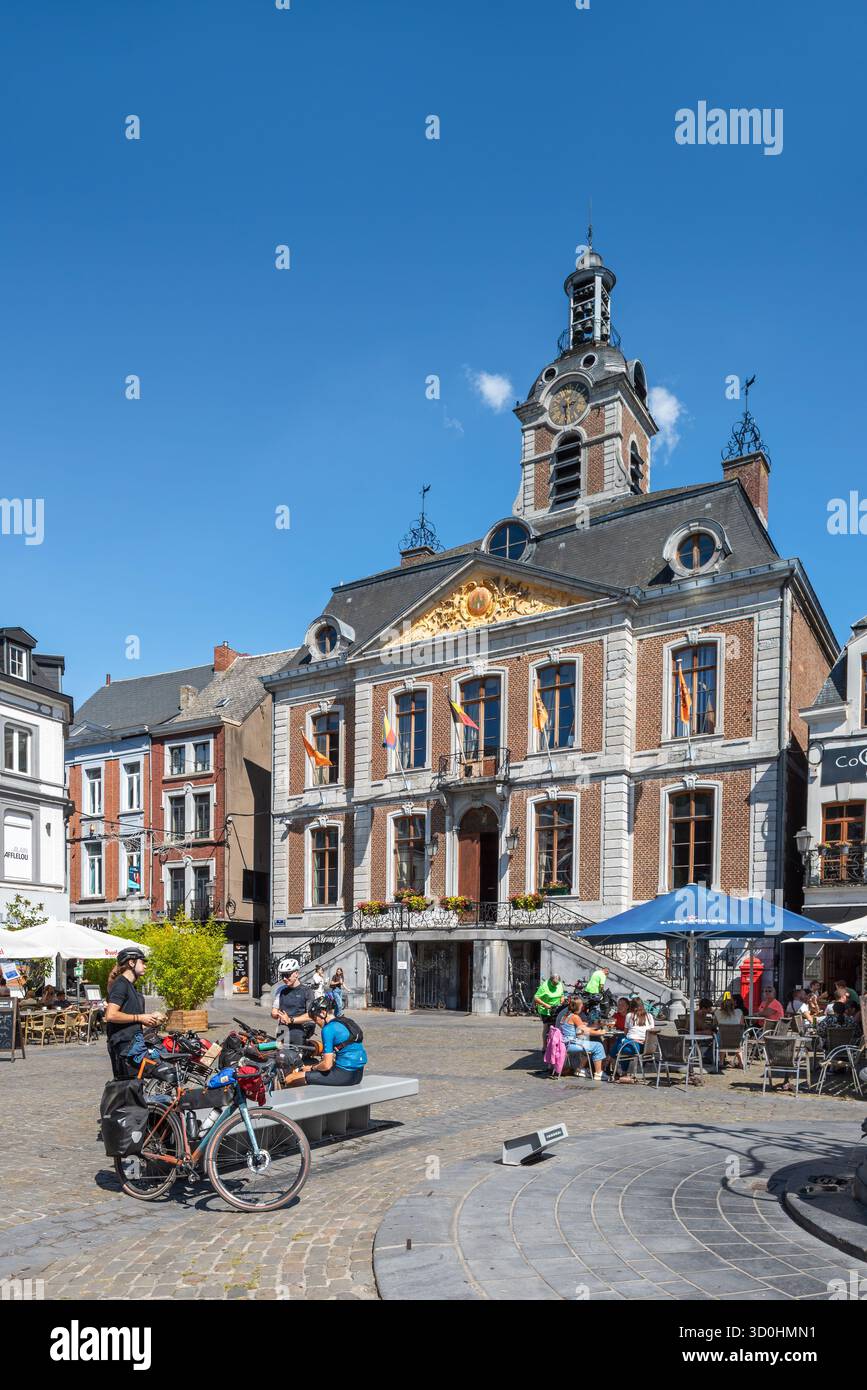 Trottoir cafés et hôtel de ville du 18ème siècle à la Grand place dans la ville Huy en été, province de Liège, Wallonie, Belgique Banque D'Images