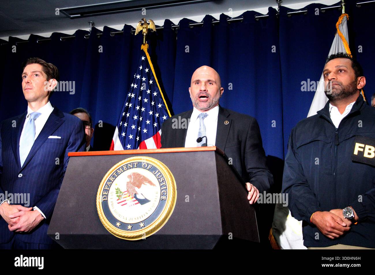 Brooklyn, New York, États-Unis 23 octobre 2025. Brooklyn, New York le 23 octobre 2025.le crime organisé conjoint démantèlement d'un réseau de Paris sportifs nationaux illégaux.les membres du FBI, de la sécurité intérieure, de la Commission du front de mer et du Département de police de New York.ont tenu une conférence de presse pour discuter des arrestations et de l'enquête en cours.N.Y. Agent spécial en charge Chris Reia. (Crédit image : © Samantha Cotler/ZUMA Press Wire) USAGE ÉDITORIAL SEULEMENT ! Non destiné à UN USAGE commercial ! Banque D'Images Brooklyn, New York, États-Unis 23 octobre 2025. Brooklyn, New York le 23 octobre 2025.le crime organisé conjoint démantèlement d'un réseau de Paris sportifs nationaux illégaux.les membres du FBI, de la sécurité intérieure, de la Commission du front de mer et du Département de police de New York.ont tenu une conférence de presse pour discuter des arrestations et de l'enquête en cours.N.Y. Agent spécial en charge Chris Reia. (Crédit image : © Samantha Cotler/ZUMA Press Wire) USAGE ÉDITORIAL SEULEMENT ! Non destiné à UN USAGE commercial ! Banque D'Images