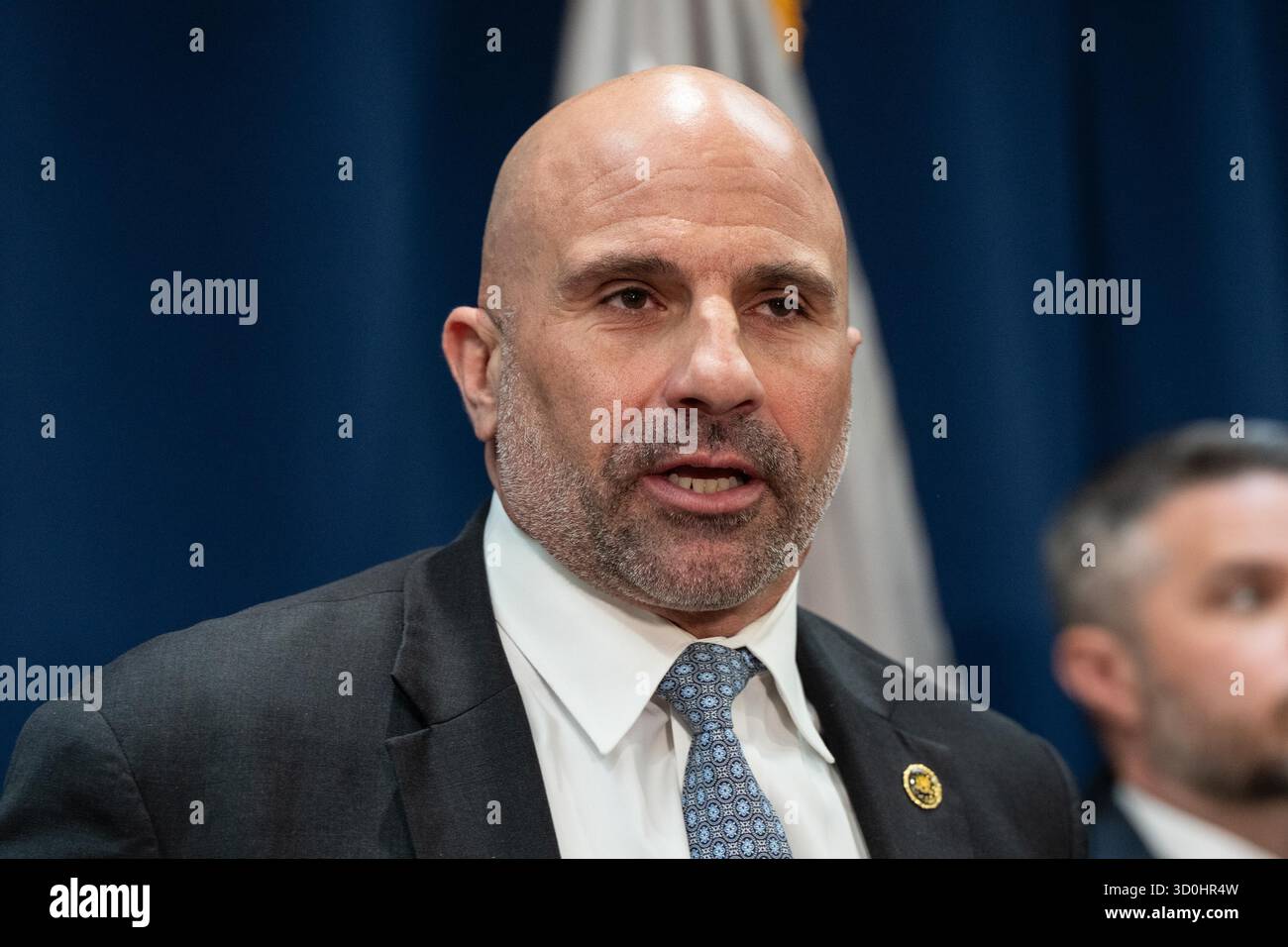 Bronx, New York, États-Unis. 23 octobre 2025. Christopher Raia, directeur adjoint en charge du FBI, s'exprime lors d'une conférence de presse au bureau du procureur du district est de New York à New York, NY, le 23 octobre 2025, sur les inculpations dans des doubles affaires impliquant des joueurs et entraîneurs de la NBA actuels et anciens ainsi que des membres des familles criminelles Bonanno, Gambino et Genovese New York. Un cas est lié à un système de Paris sportifs lié à la mafia et un autre jeu de poker truqué s'étendait de Hamptons à Las Vegas. Kash Patel a été rejoint par le procureur des États-Unis pour le district est de New York Joseph Nocella, Jr., FBI Assist Banque D'Images Bronx, New York, États-Unis. 23 octobre 2025. Christopher Raia, directeur adjoint en charge du FBI, s'exprime lors d'une conférence de presse au bureau du procureur du district est de New York à New York, NY, le 23 octobre 2025, sur les inculpations dans des doubles affaires impliquant des joueurs et entraîneurs de la NBA actuels et anciens ainsi que des membres des familles criminelles Bonanno, Gambino et Genovese New York. Un cas est lié à un système de Paris sportifs lié à la mafia et un autre jeu de poker truqué s'étendait de Hamptons à Las Vegas. Kash Patel a été rejoint par le procureur des États-Unis pour le district est de New York Joseph Nocella, Jr., FBI Assist Banque D'Images