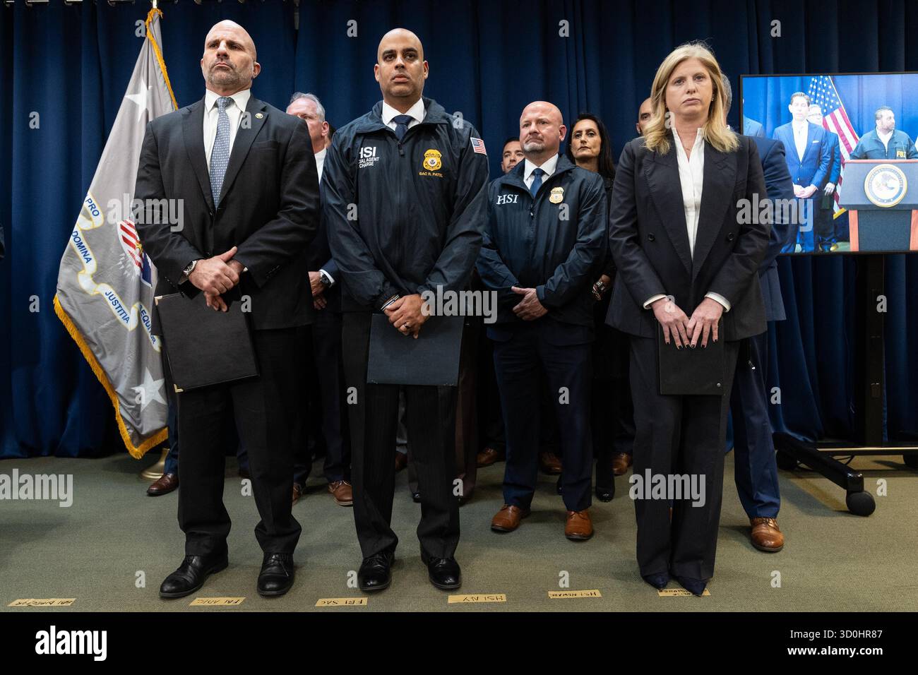 Bronx, New York, États-Unis. 23 octobre 2025. Christopher Raia, directeur adjoint responsable du FBI, agent spécial responsable des enquêtes de sécurité intérieure de New York Ricky Patel et le commissaire de police Jessica Tisch assistent en tant que directeur du FBI Kash Patel lors d'un point de presse au bureau du procureur des États-Unis pour le district oriental de New York à New York, NY, le 23 octobre 2025 sur des inculpations dans des doubles affaires impliquant des joueurs et des entraîneurs de la NBA actuels et anciens ainsi que des membres des familles criminelles Bonanno, Gambino et Genovese New York. Un cas est un système de Paris sportifs lié à la mafia et un autre poker truqué Banque D'Images Bronx, New York, États-Unis. 23 octobre 2025. Christopher Raia, directeur adjoint responsable du FBI, agent spécial responsable des enquêtes de sécurité intérieure de New York Ricky Patel et le commissaire de police Jessica Tisch assistent en tant que directeur du FBI Kash Patel lors d'un point de presse au bureau du procureur des États-Unis pour le district oriental de New York à New York, NY, le 23 octobre 2025 sur des inculpations dans des doubles affaires impliquant des joueurs et des entraîneurs de la NBA actuels et anciens ainsi que des membres des familles criminelles Bonanno, Gambino et Genovese New York. Un cas est un système de Paris sportifs lié à la mafia et un autre poker truqué Banque D'Images