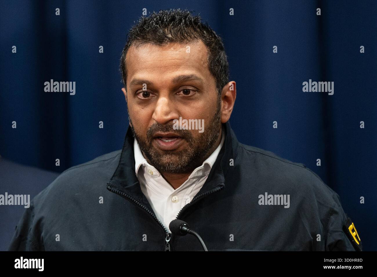 Bronx, New York, États-Unis. 23 octobre 2025. Le directeur du FBI, Kash Patel, s'exprime lors d'une conférence de presse au bureau du procureur du district oriental de New York à New York, NY, le 23 octobre 2025, sur les inculpations dans des doubles affaires impliquant des joueurs et entraîneurs de la NBA actuels et anciens ainsi que des membres des familles criminelles Bonanno, Gambino et Genovese New York. Un cas est lié à un système de Paris sportifs lié à la mafia et un autre jeu de poker truqué s'étendait de Hamptons à Las Vegas. Kash Patel a été rejoint par le procureur des États-Unis pour le district est de New York Joseph Nocella, Jr., directeur adjoint du FBI en charge de Chr Banque D'Images Bronx, New York, États-Unis. 23 octobre 2025. Le directeur du FBI, Kash Patel, s'exprime lors d'une conférence de presse au bureau du procureur du district oriental de New York à New York, NY, le 23 octobre 2025, sur les inculpations dans des doubles affaires impliquant des joueurs et entraîneurs de la NBA actuels et anciens ainsi que des membres des familles criminelles Bonanno, Gambino et Genovese New York. Un cas est lié à un système de Paris sportifs lié à la mafia et un autre jeu de poker truqué s'étendait de Hamptons à Las Vegas. Kash Patel a été rejoint par le procureur des États-Unis pour le district est de New York Joseph Nocella, Jr., directeur adjoint du FBI en charge de Chr Banque D'Images