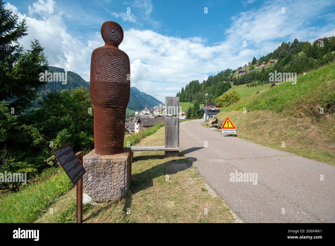 Figurine stylisée à la mémoire des soldats et des civils de la première Guerre mondiale le long de l'ancienne voie ferrée de Val Gardena, tenue Cristina, Haut-Adige, Italie Banque D'Images
