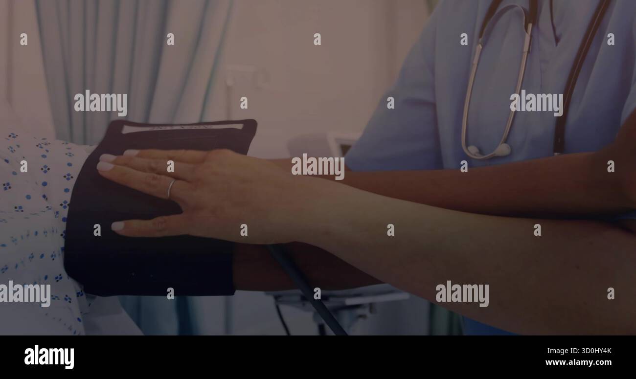 Positionnement de l'infirmière dans les frotteurs en plaçant le brassard de tensiométrie sur le bras du patient dans le service, avec stéthoscope Banque D'Images