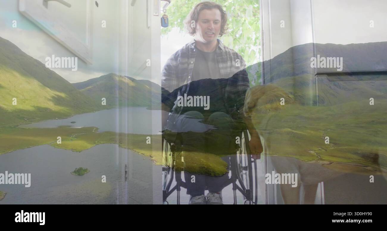 Homme assis dans un fauteuil roulant motorisé portant une chemise à carreaux sur un tee-shirt dans l'entrée, avec Golden retriever Banque D'Images