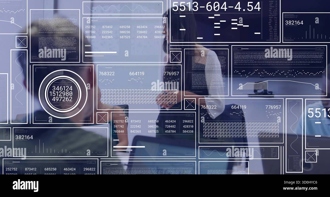 Présentation d'un cadre coréen en gestes de costume sur des panneaux de données dans la salle de réunion, avec des ordinateurs portables et des graphiques Banque D'Images