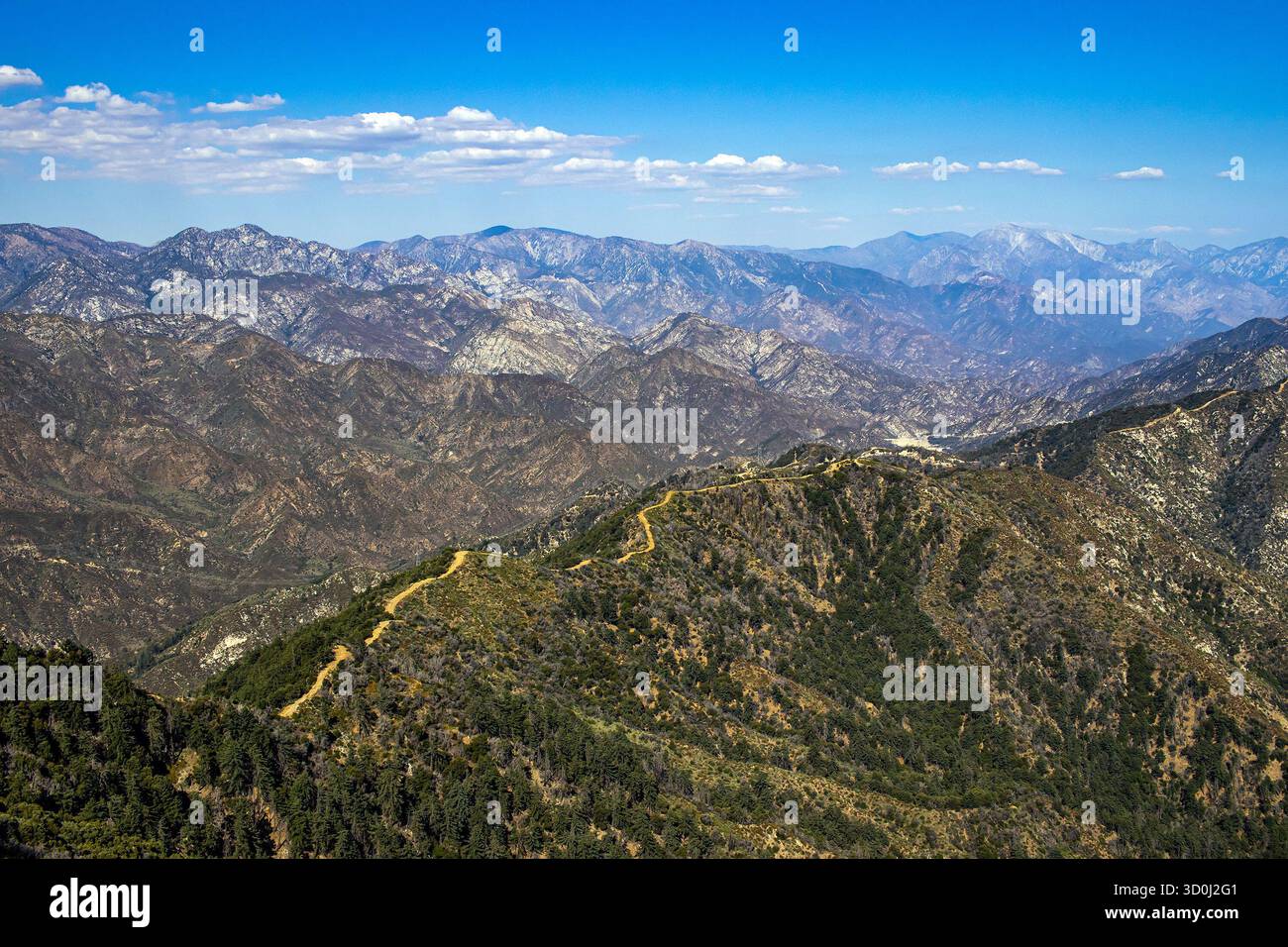 Vue aérienne du sentier Sturtevant à travers une crête de montagne dans la forêt nationale d'Angeles près de Pasadena, Californie. Banque D'Images