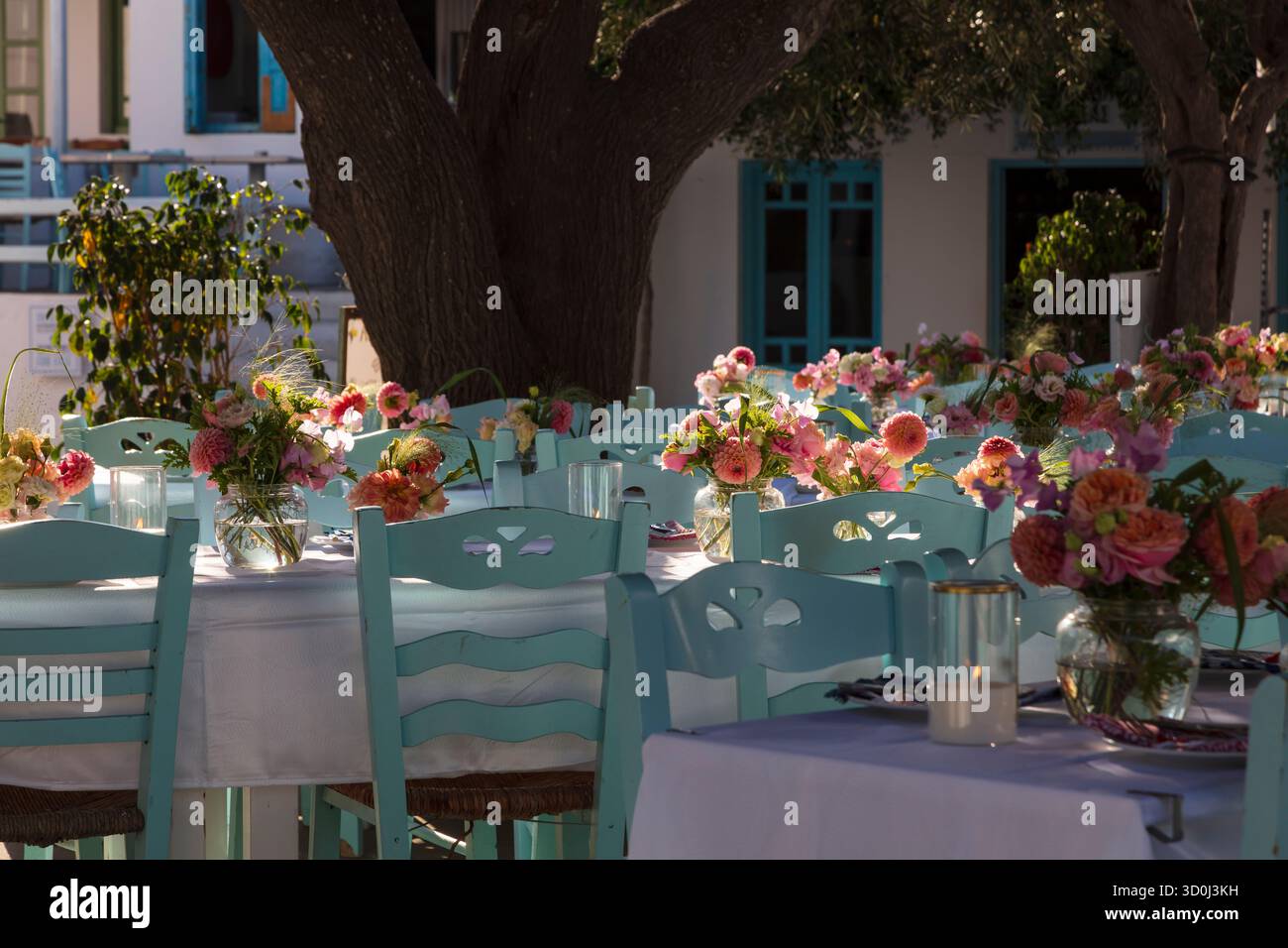Tables avec fleurs pour un mariage italien dans le village de Chora - Folegandros Island, Cyclades Islands, Grèce Banque D'Images