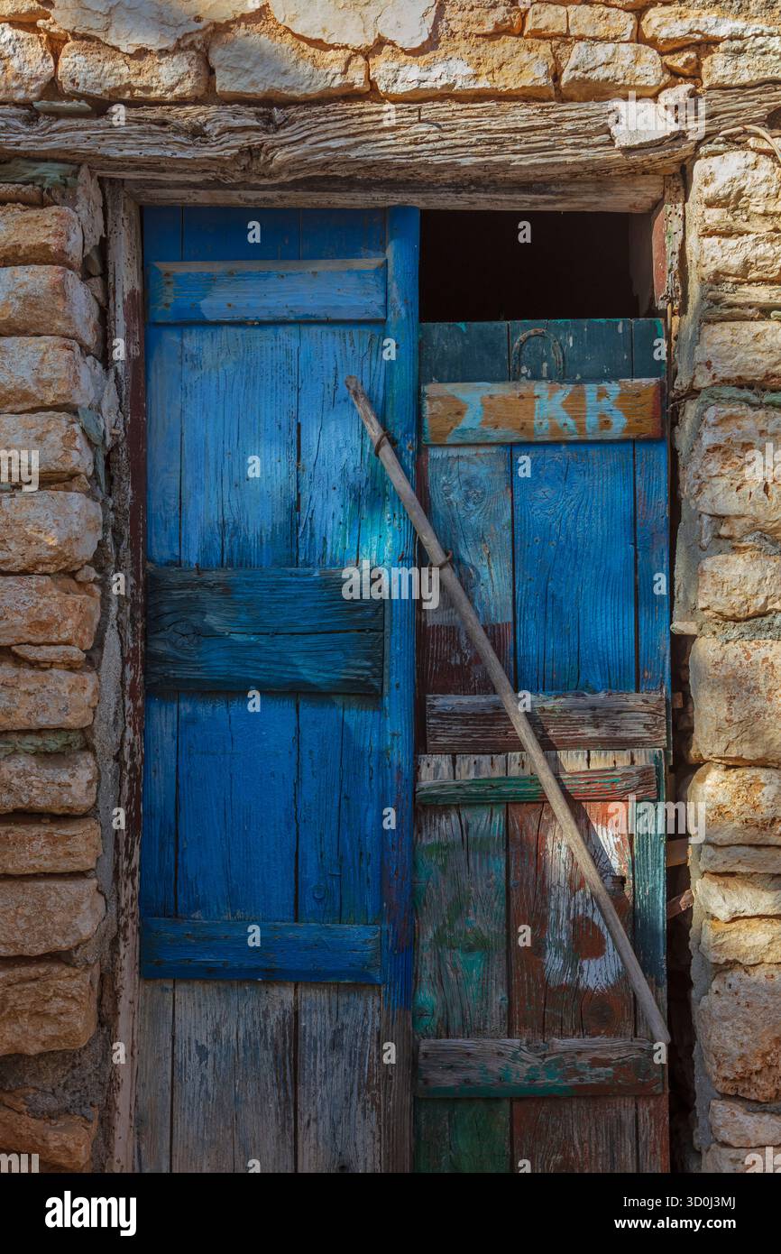 Porte bleue et mur de pierre au village de Chora - Folegandros Island, Cyclades Islands, Grèce Banque D'Images