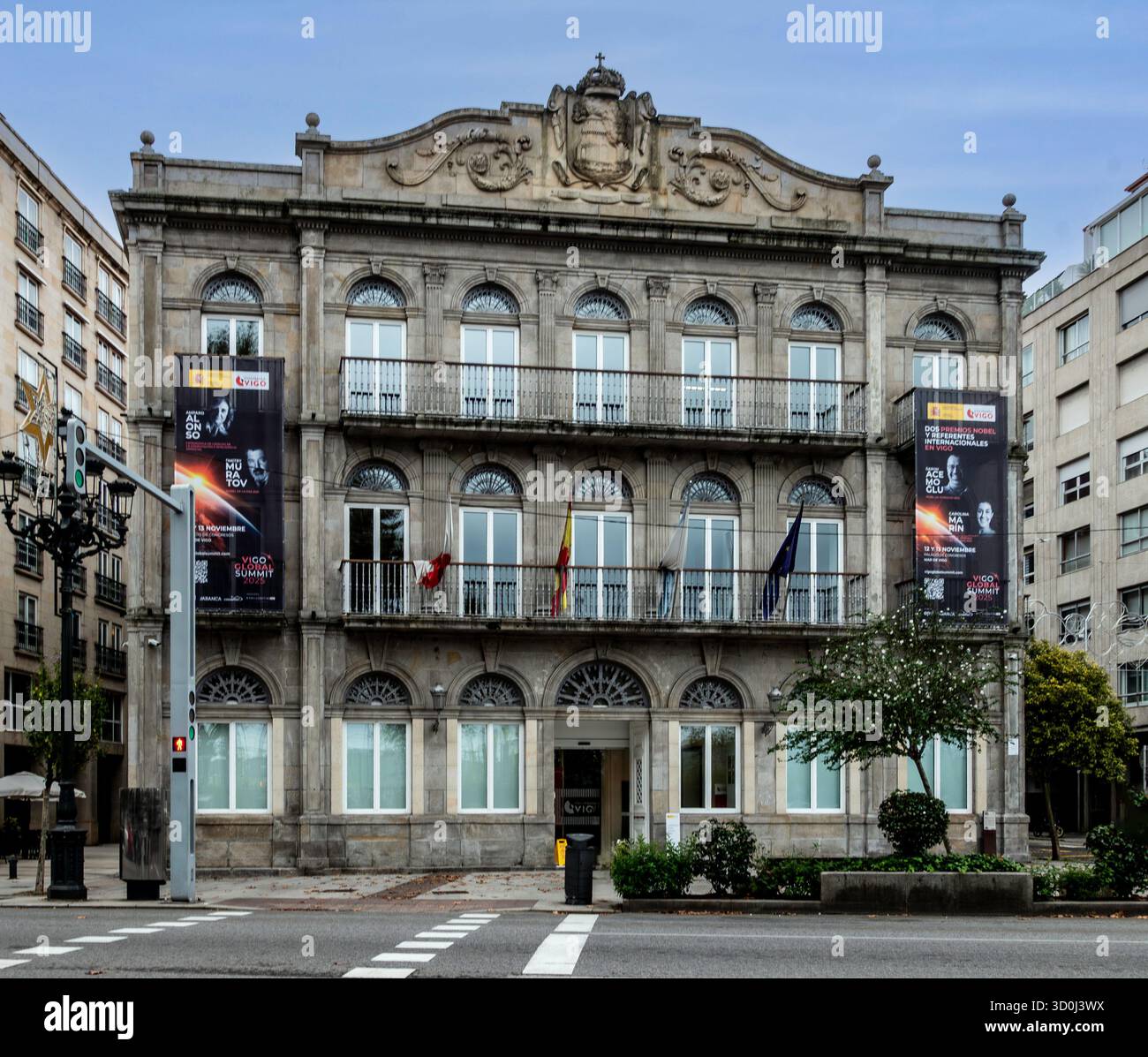Bâtiment municipal du Concello de Vigo en Galice, Espagne, avec façade historique en pierre, drapeaux et bannières pour le Sommet de Vigo. Banque D'Images
