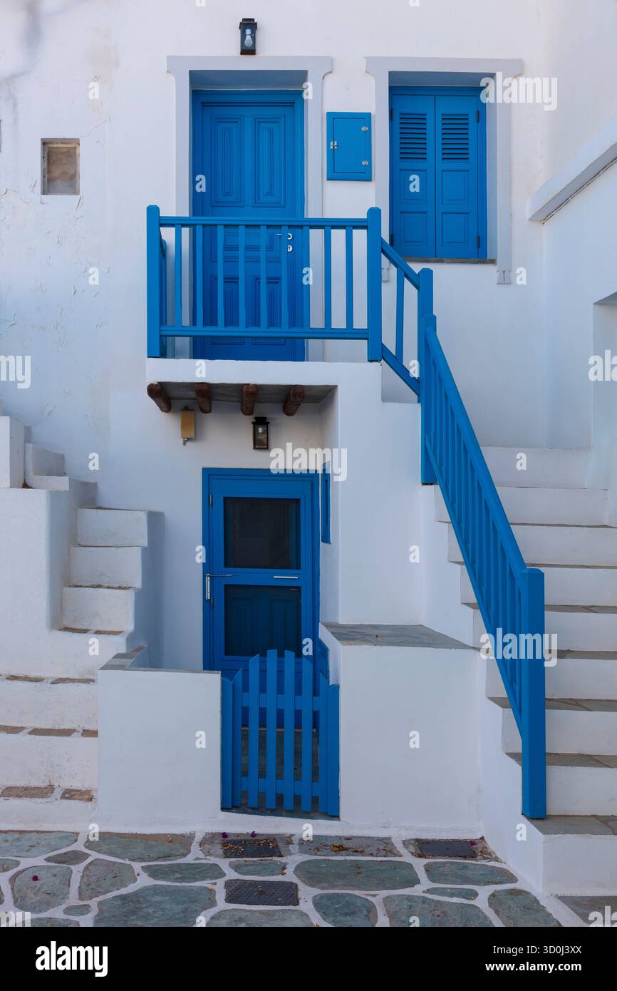 Maison pittoresque avec des portes bleues dans le village de Chora - Folegandros Island, Cyclades Islands, Grèce Banque D'Images