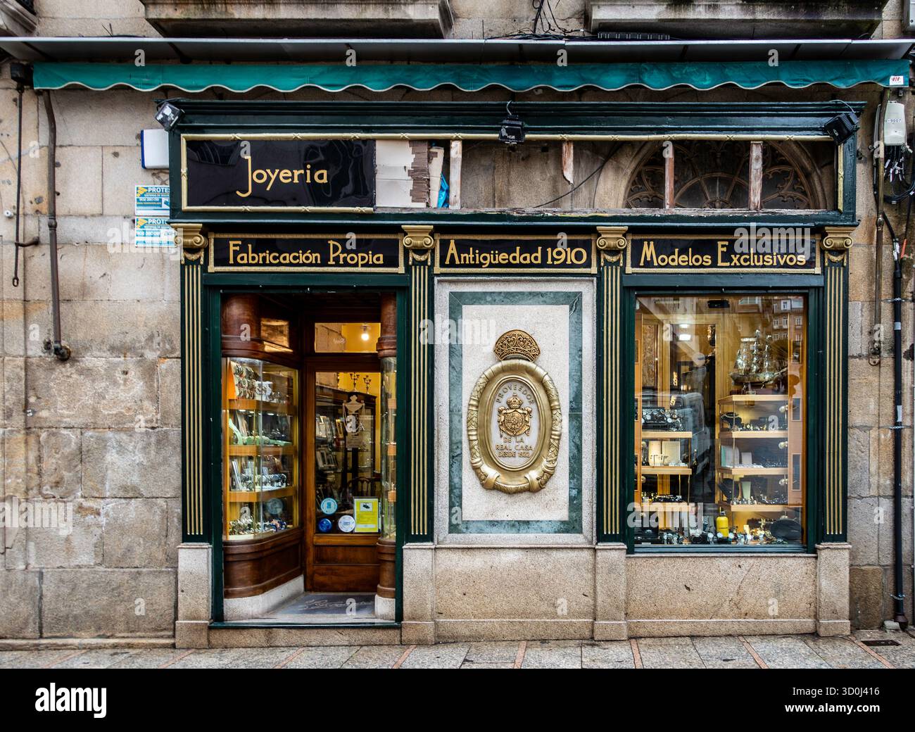 Joyería Ramón Fernández, bijoutier historique fondé en 1910, sur Rúa do Príncipe, Vigo, Galice, Espagne, avec le blason royal et les expositions traditionnelles. Banque D'Images