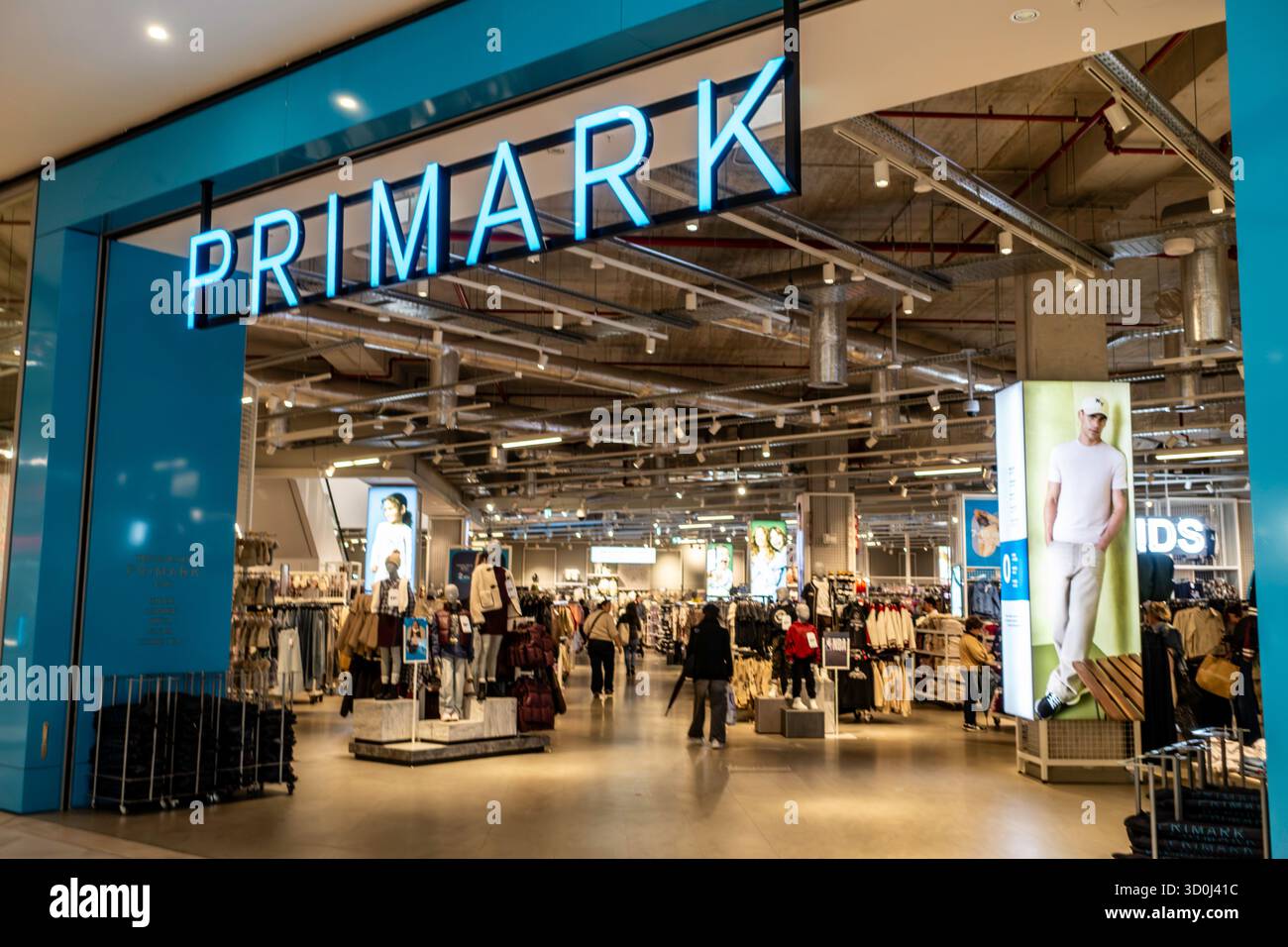 Boutique de mode PRIMARK au Centro Comercial Vialia Estación de Vigo, Galice, Espagne, montrant l'entrée éclairée et les acheteurs à l'intérieur de l'espace de vente. Banque D'Images