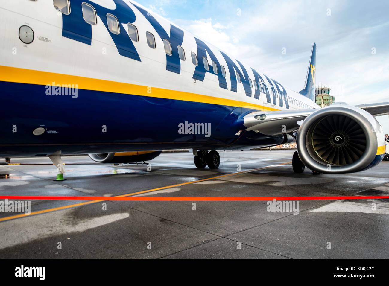 Ryanair Boeing 737 sur le tarmac de l'aéroport de Santiago de Compostelle, Galice, Espagne, avec détail moteur et tour de contrôle en arrière-plan. Banque D'Images