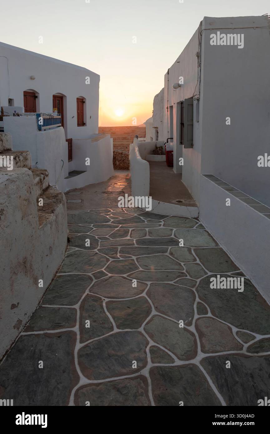 Promenade en pierre dans le village de randonnée de Chora - Folegandros île, îles Cyclades, Grèce Banque D'Images
